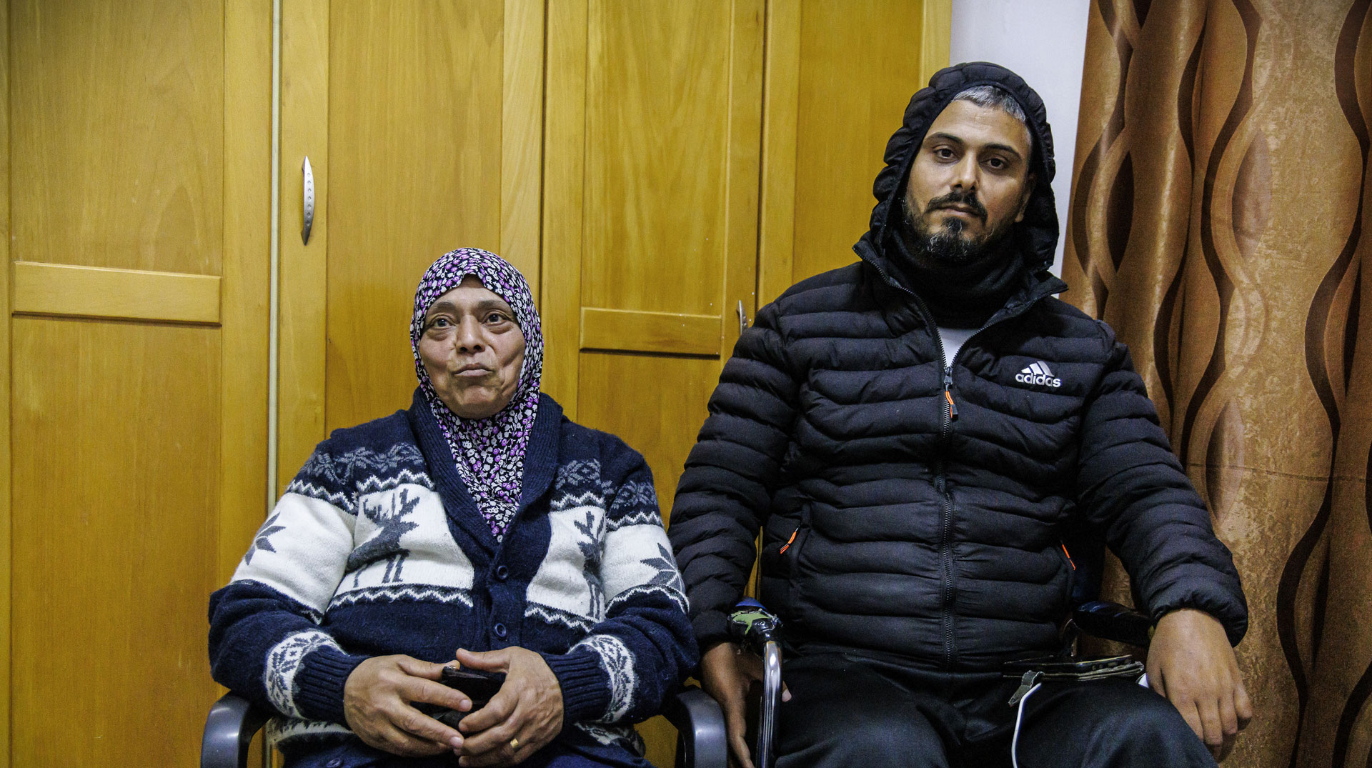 Mohammed (l.), und ihr Sohn Ahmed Dosch (r.) in einer Notunterkunft am 9. Februar 2025 in Tulkarem (Palästinensische Gebiete).