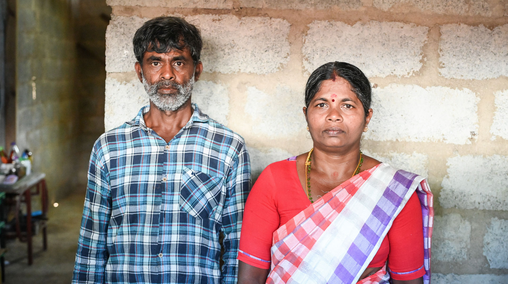 Teepflücker Anandamurthi und seine Frau Nirmala in ihren Haus im Barackendorf auf der Teeplantage Mount Vernon am 6. Februar 2025 bei Hatton (Sri Lanka).