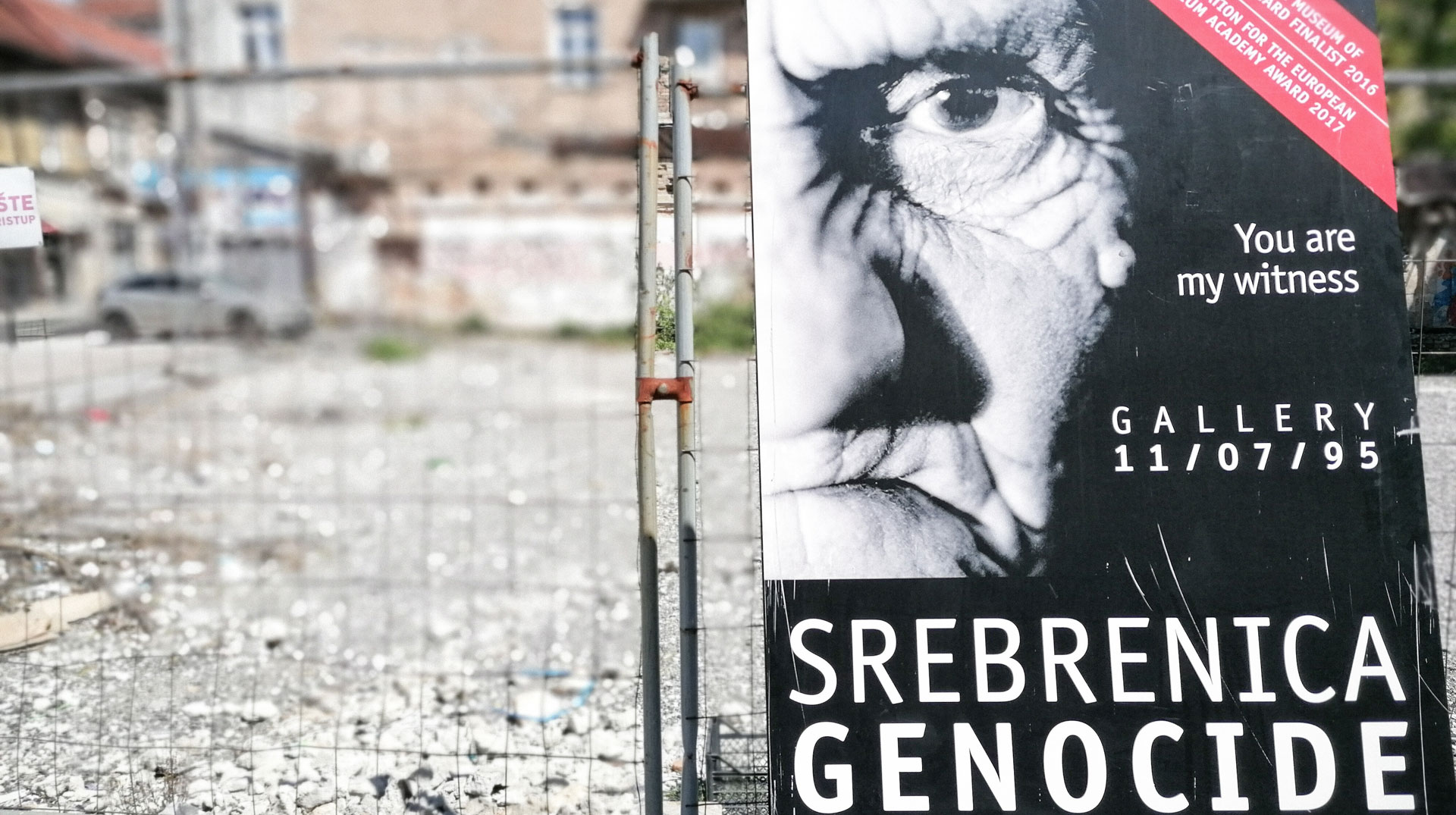 Banner zu einer Ausstellung über den Völkermord von Srebrenica an einem Bauzaun in Sarajevo (Bosnien-Herzegowina) 2024