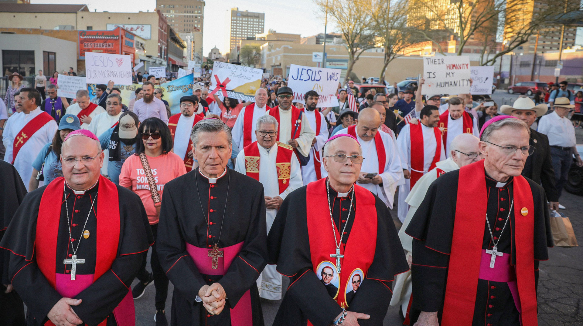 Bischöfe Baldacchino, Barcía-Siller, Seitz, Wester führen Demonstrationszug in El Paso an