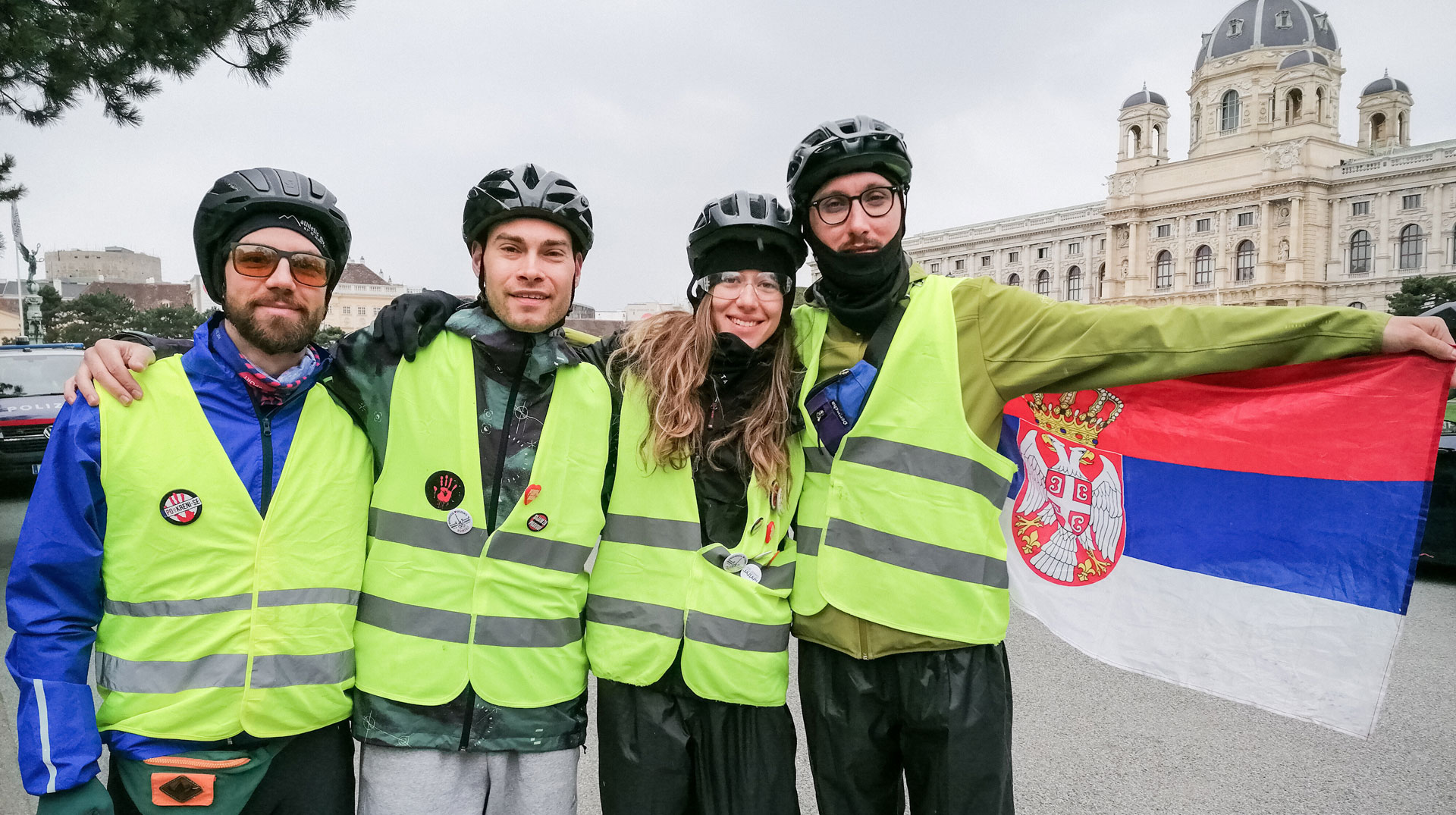 Serbische Studierende am 8. April 2025 in Wien (Österreich), während ihrer Fahrradtour durch Europa nach Straßburg, einer Demonstration für ein freies Serbien.