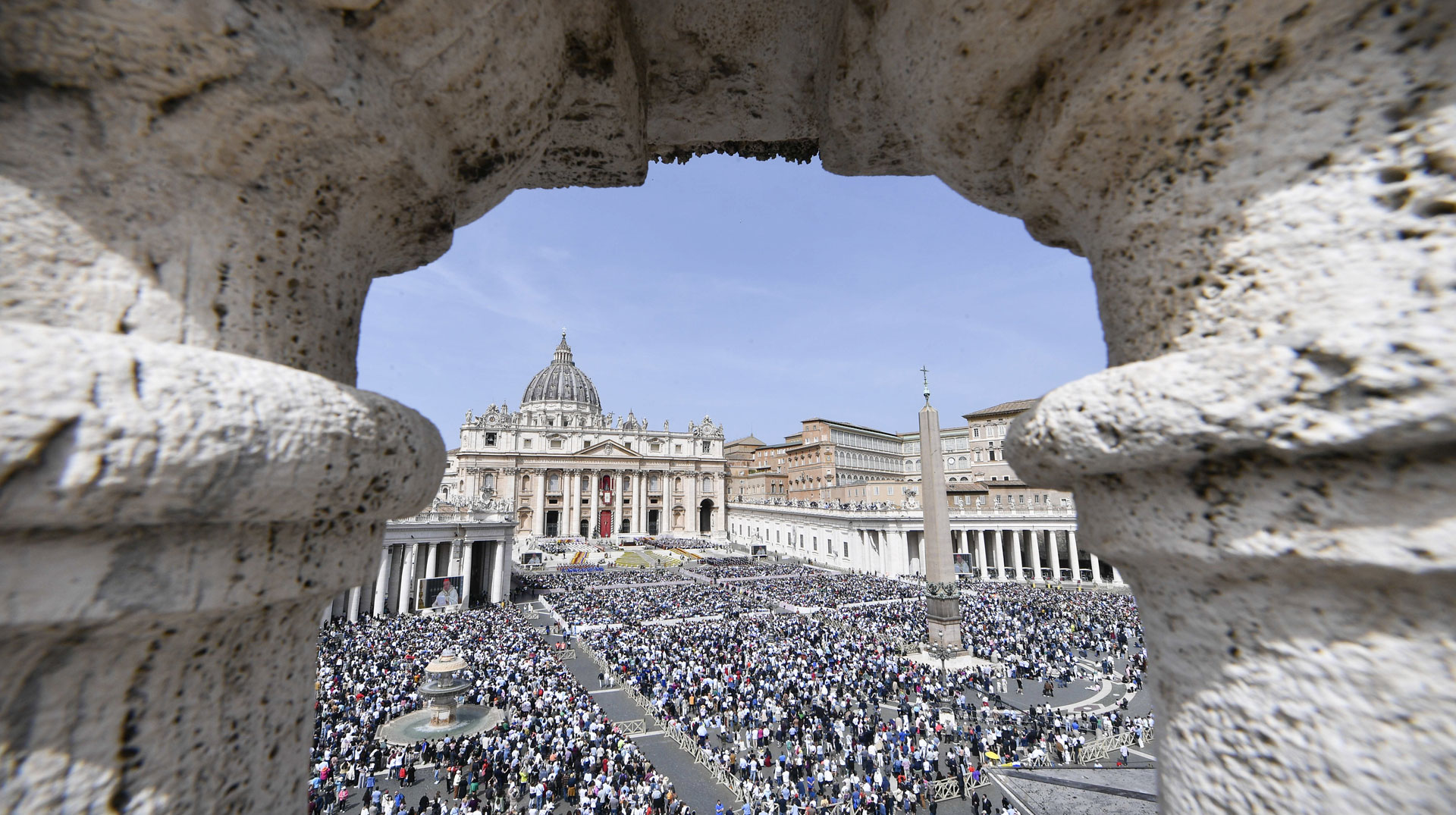 Blick auf den Petersplatz mit vielen Menschen während der Ostermesse am 20. April 2025 auf dem Petersplatz im Vatikan.
