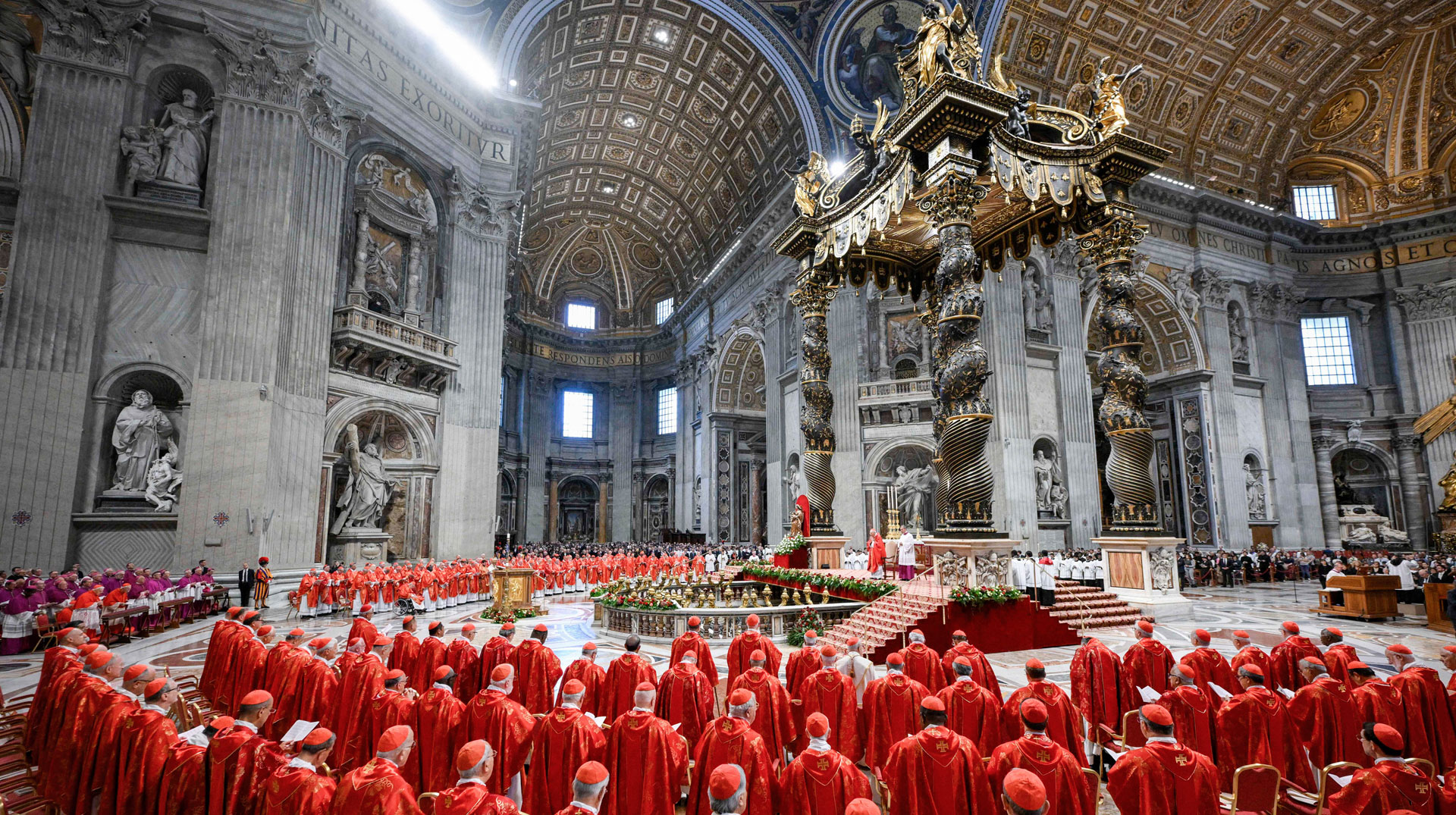 Geistliche beim Gottesdienst vor Beginn des Konklaves am 7. Mai 2025 im Petersdom im Vatikan.