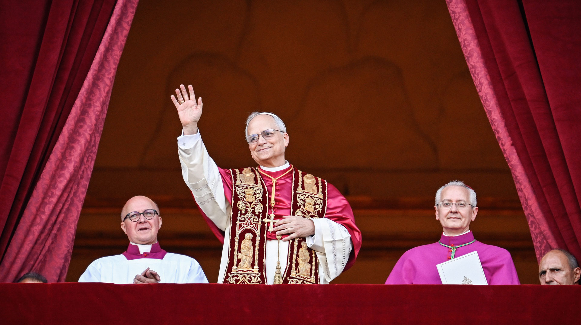 Papst Leo XIV., der frühere Kardinal Robert F. Prevost, winkt nach seiner Wahl zum Papst am 8. Mai 2025 der Menge auf dem Petersplatz im Vatikan.