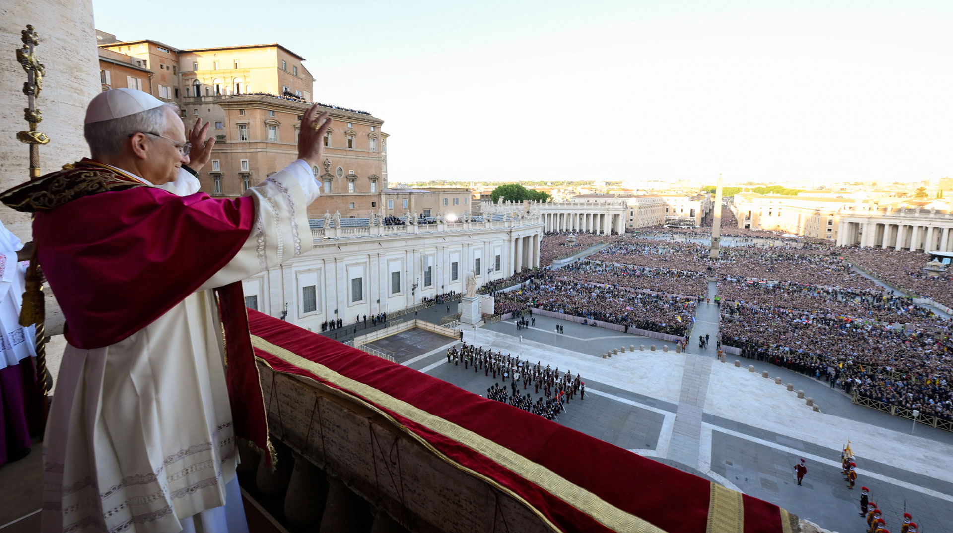 Papst Leo XIV. steht am Abend des 8. Mai 2025 auf dem Balkon der Loggia des Petersdoms im Vatikan und grüßt die Menschen auf dem Petersplatz.