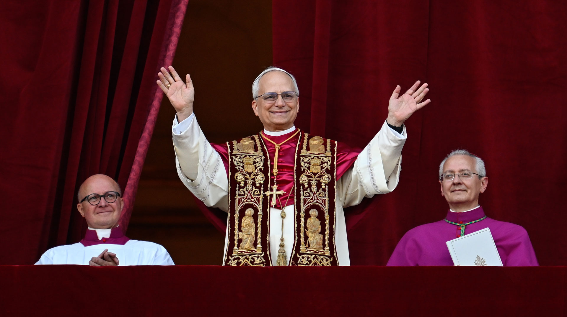 Papst Leo XIV., der frühere Kardinal Robert F. Prevost, winkt nach seiner Wahl zum Papst am 8. Mai 2025 der Menge auf dem Petersplatz im Vatikan.