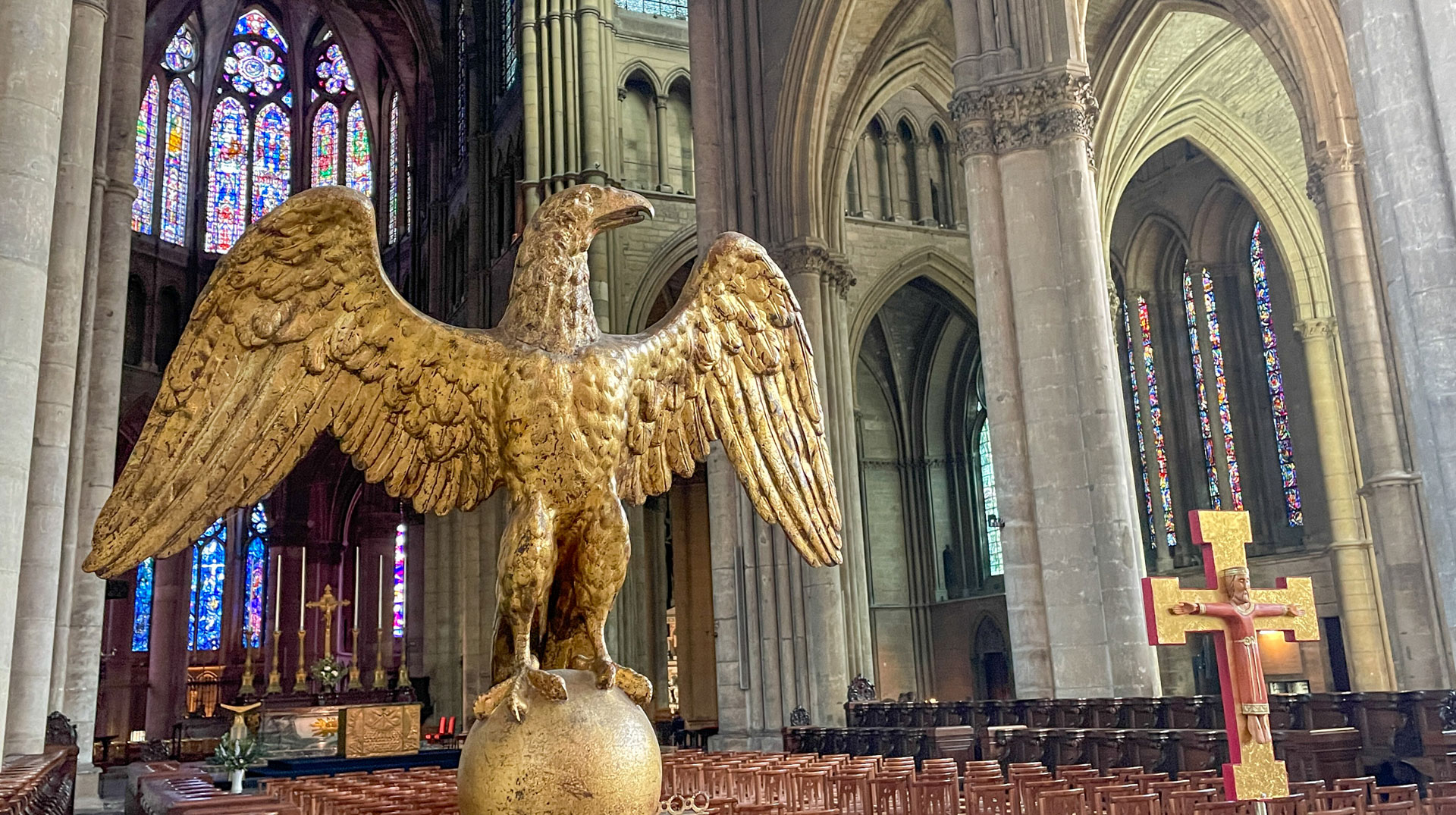 Goldener Adler, Adlerpult, in der Kathedrale Notre-Dame in Reims (Frankreich) am 25. März 2025.