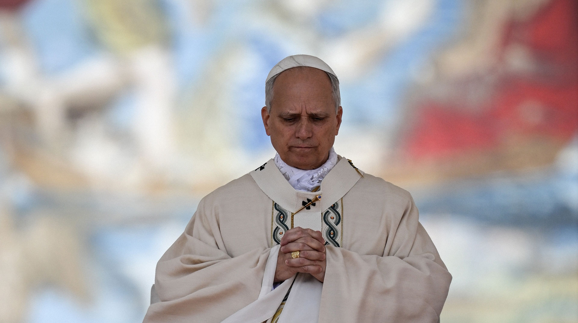 Papst Leo XIV. betet und blickt ernst