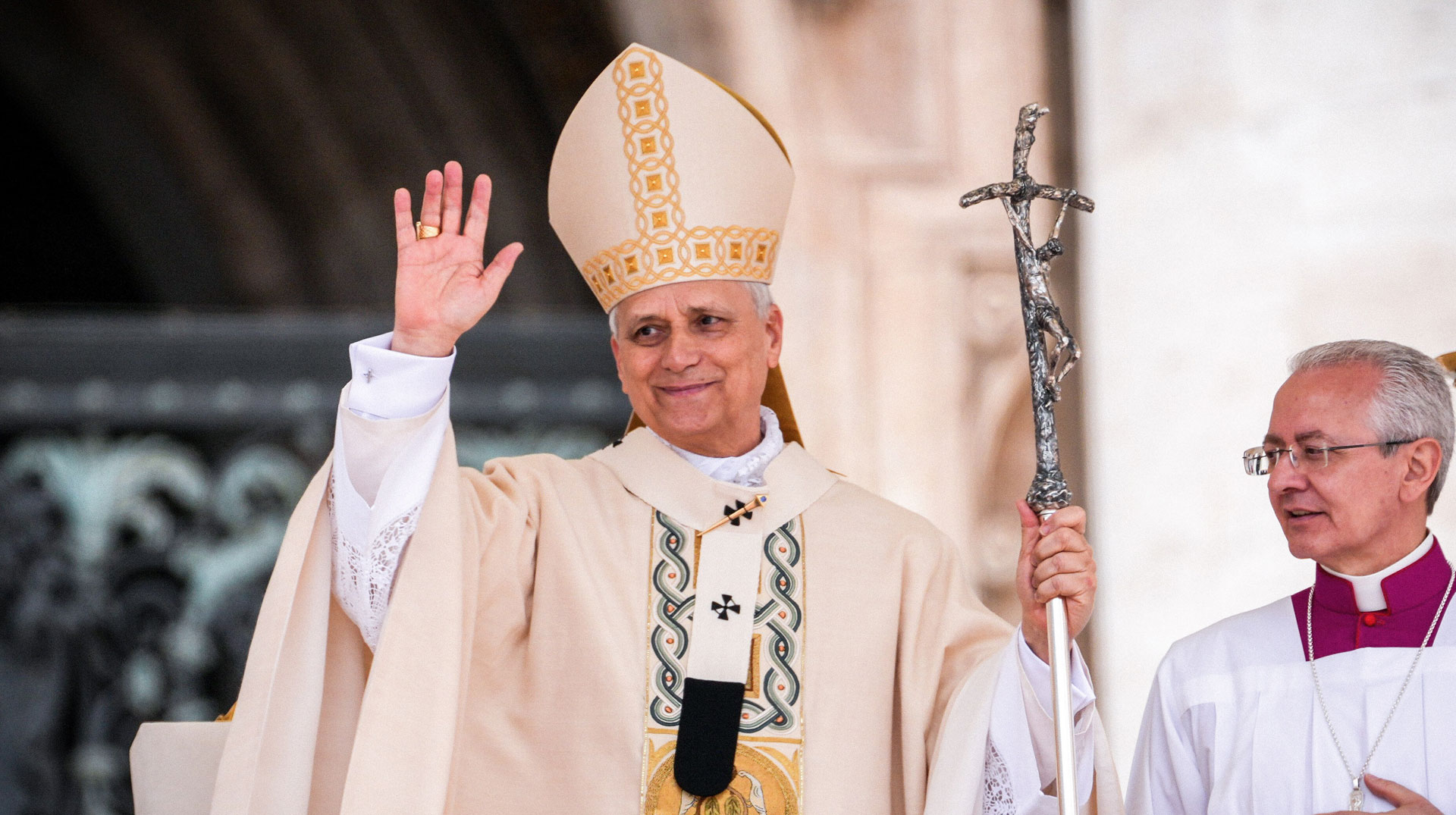 Papst Leo XIV. grüßt die Menschen am Ende seiner Einführungsmesse am 18. Mai 2025 auf dem Petersplatz im Vatikan.