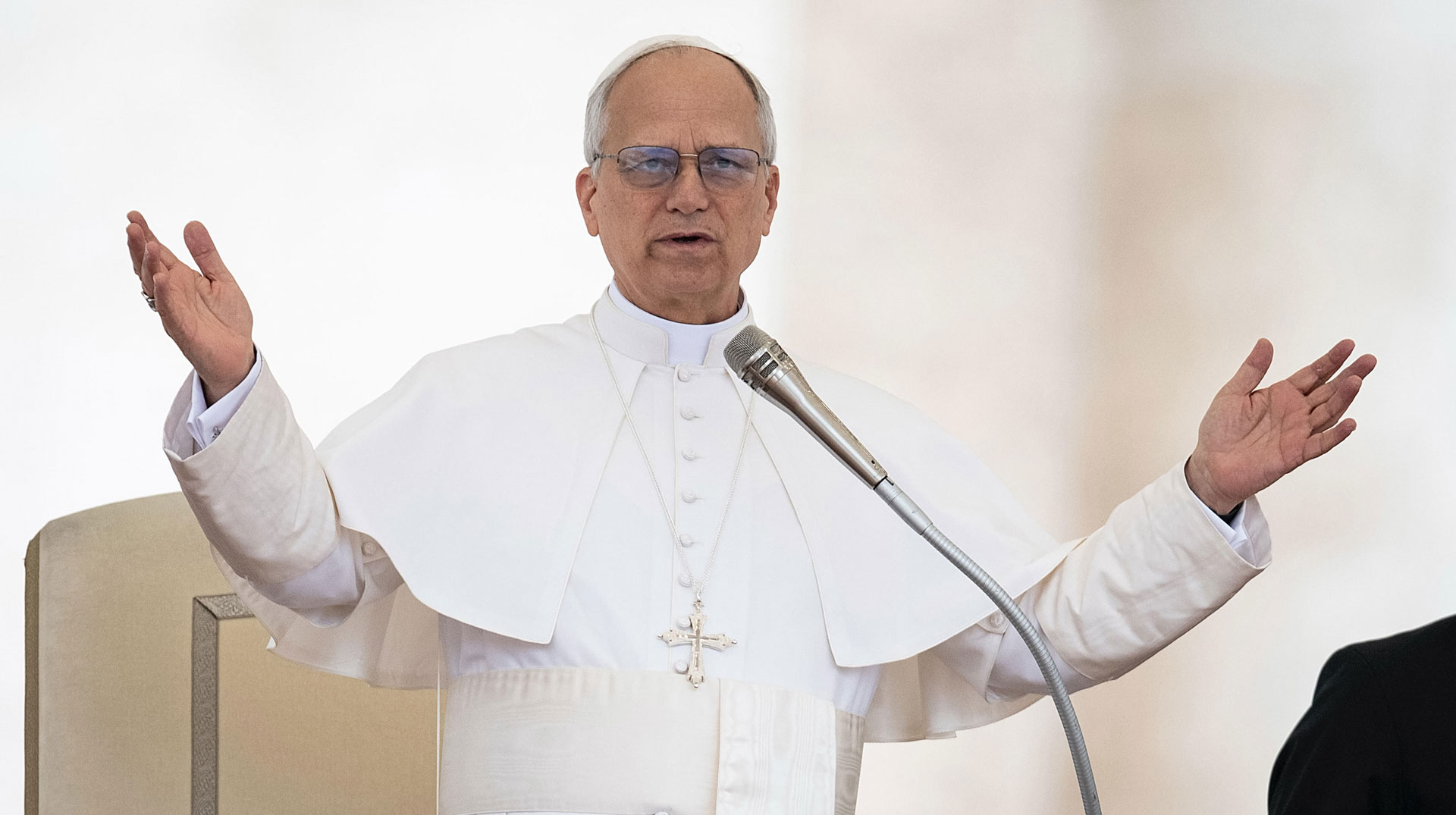 Papst Leo XIV. leitet die Menschen zum Gebet an bei seiner ersten Generalaudienz am 21. Mai 2025 im Vatikan.