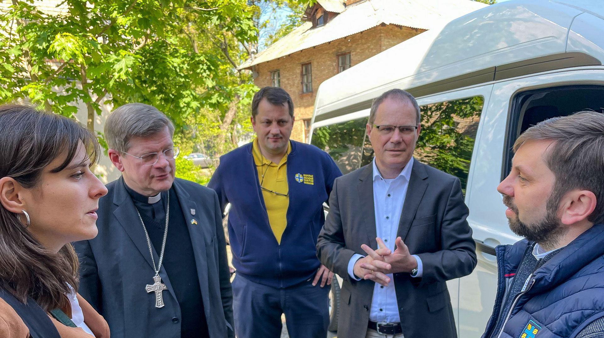 Stephan Burger (2.v.l.), Erzbischof von Freiburg, und Oliver Müller (2.v.r.), Leiter des Hilfswerks Caritas international , am 21. Mai 2025 im Gespräch mit Mitarbeitern von Caritas Kyiw (Ukraine).