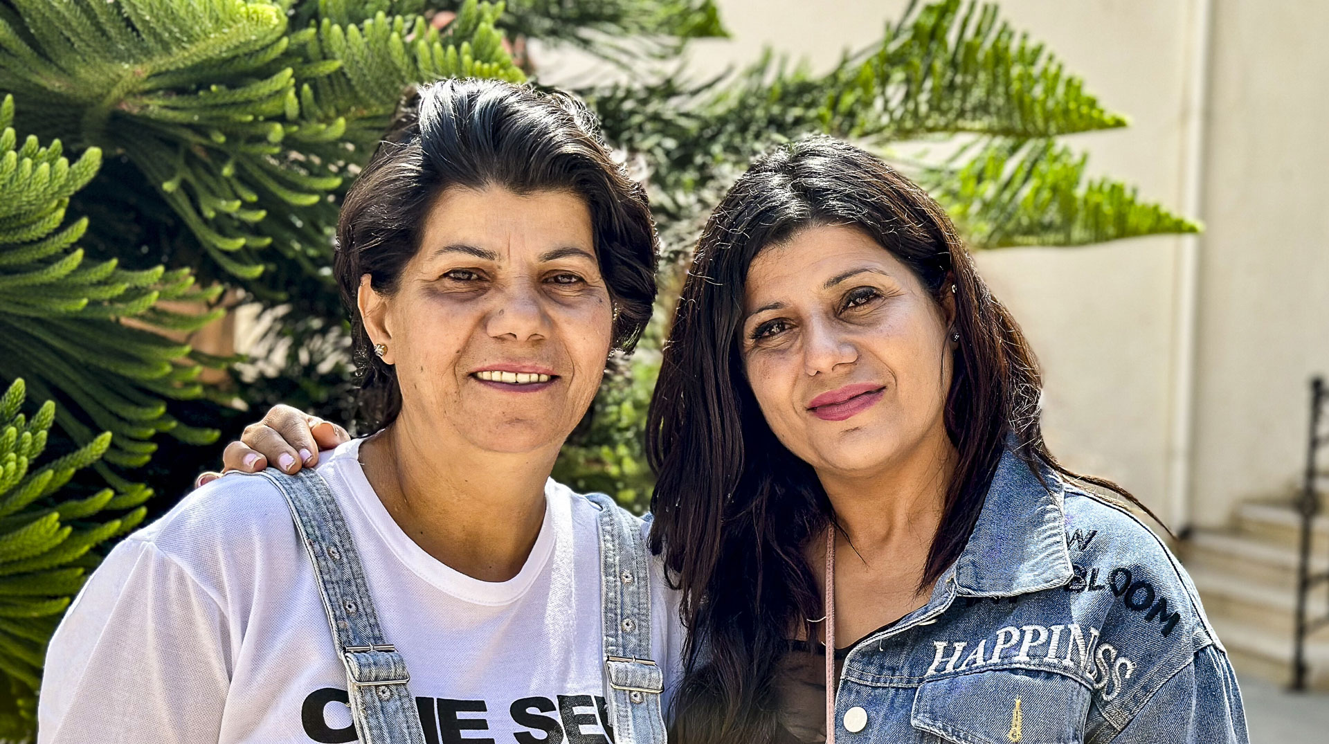 Libanesische Christinnen Rita (r.) und ihre Schwester Maria am 4. Mai 2025 in Sour (Libanon).