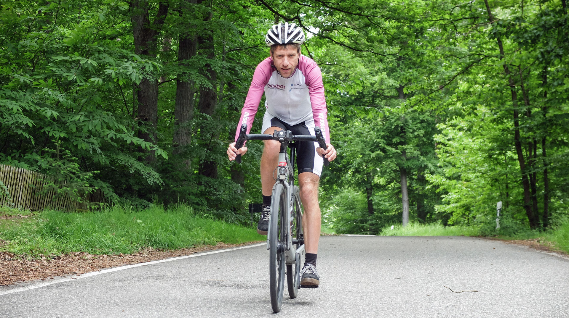 Christoph Fuhrbach am 21. Mai 2025 auf seinem Fahrrad auf der "Passhöhe" Lindemannsruhe bei Kallstadt.