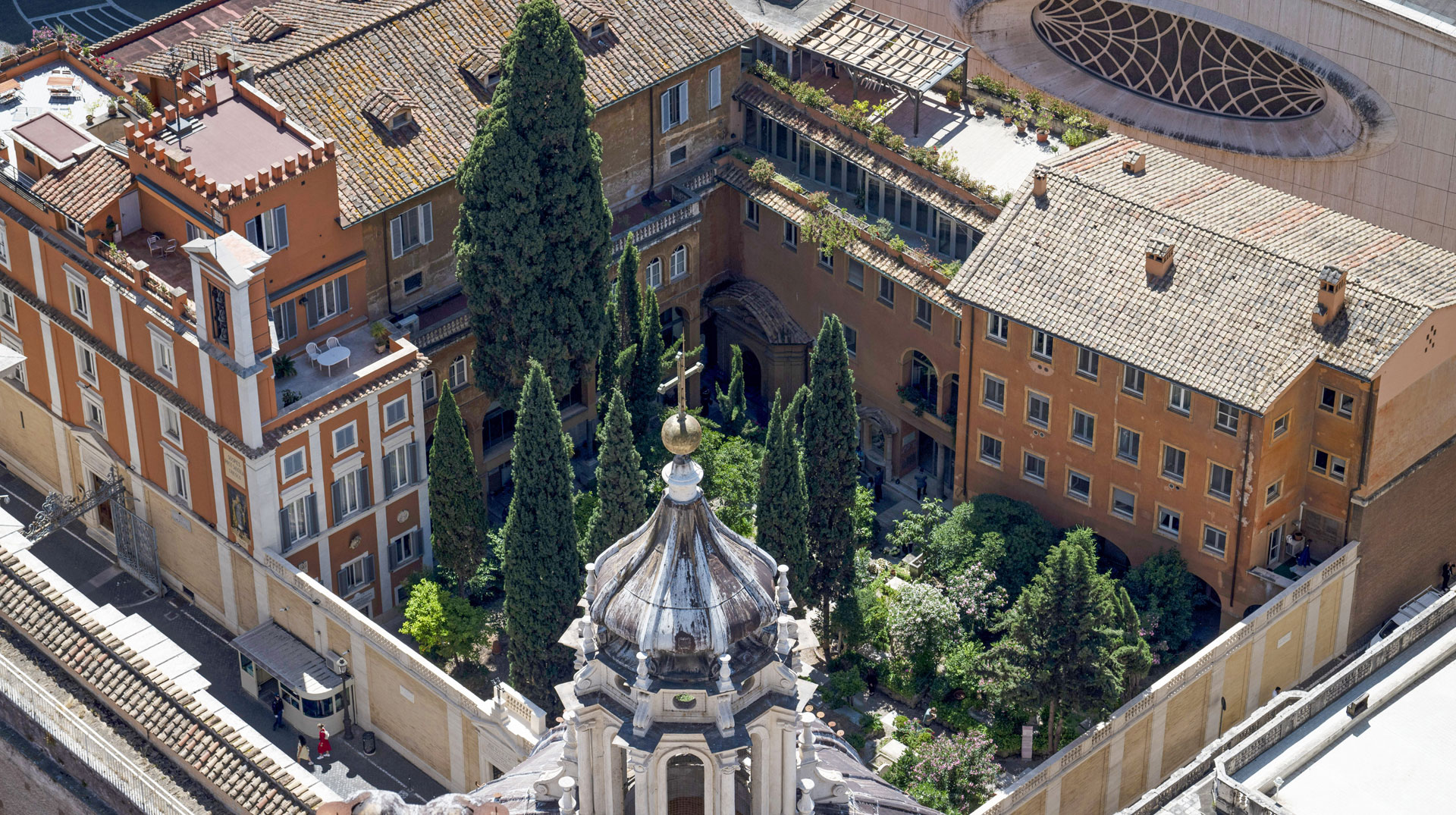 Blick von der Kuppel des Petersdoms deutschen Friedhof Campo Santo Teutonico am 30. Mai 2025 in Rom (Italien).
