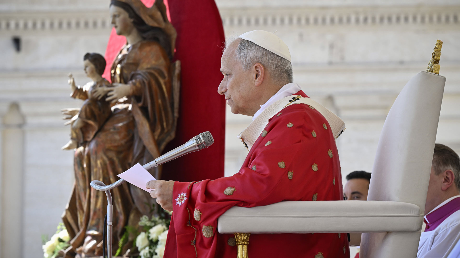 Papst Leo XIV. spricht beim Gottesdienst zu Pfingsten am 8. Juni 2025 auf dem Petersplatz im Vatikan.