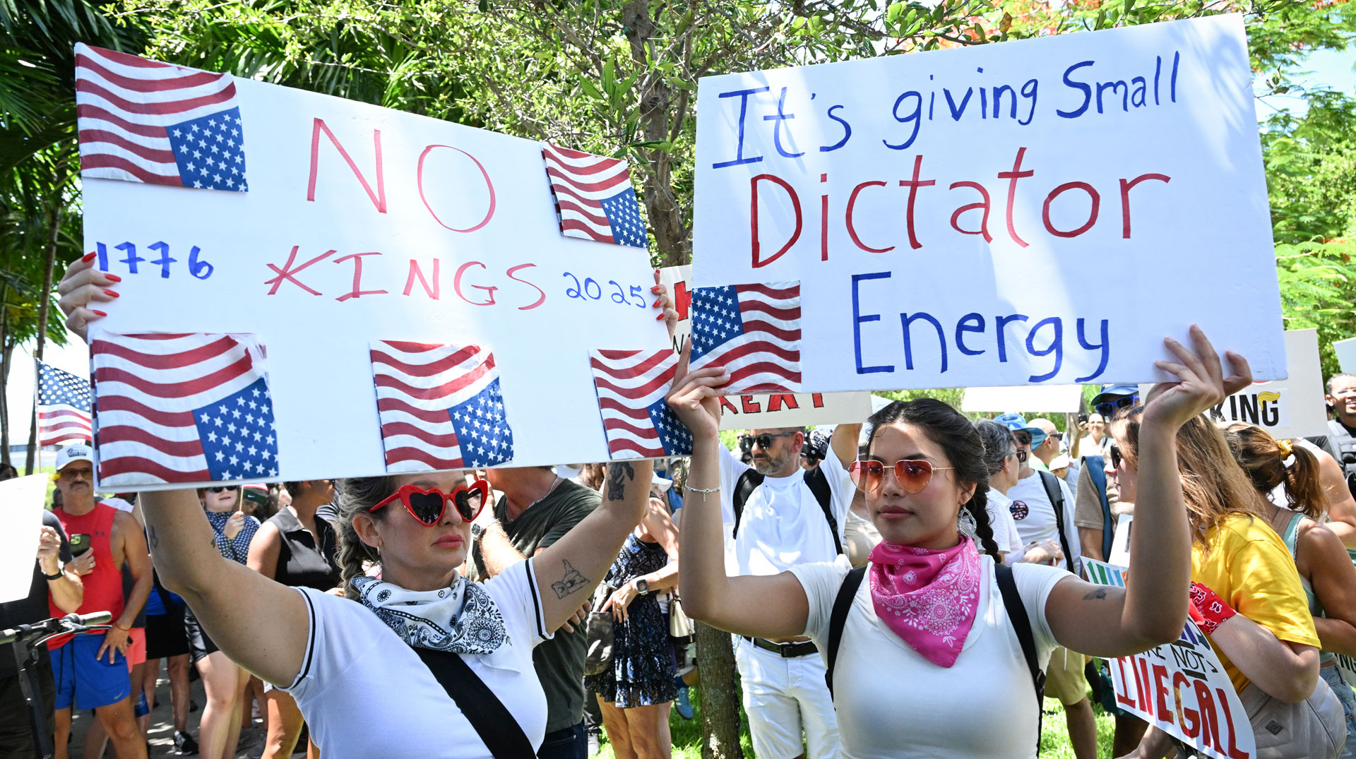 Menschen demonstrieren am 14. Juni 2025 in Miami Beach (USA) gegen den Autoritarismus und die Migrationspolitik der Regierung von US-Präsident Donald Trump.