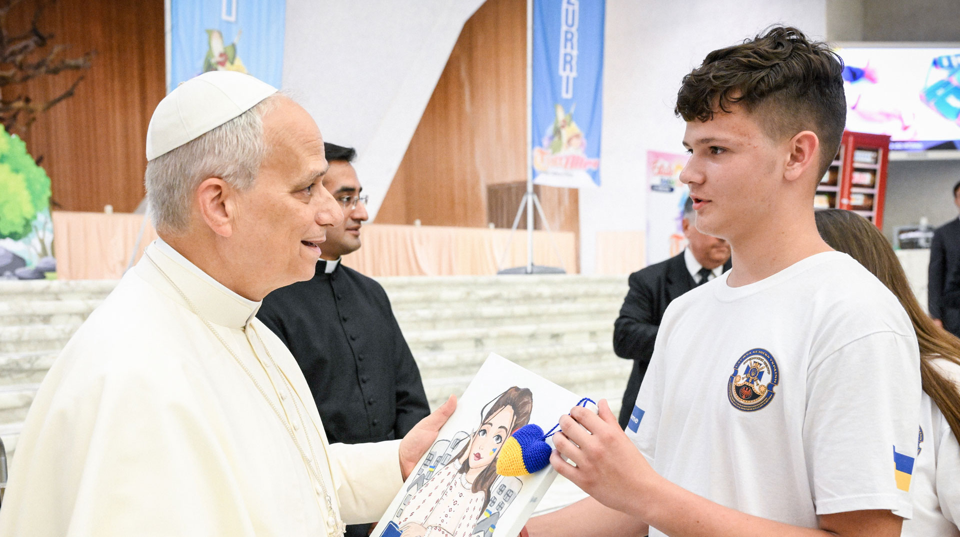 Papst Leo XIV. mit einem Jungen bei seinem Besuch eines Sommerlagers mit Kindern und Jugendlichen aus der Ukraine am 3. Juli 2025 im Vatikan.