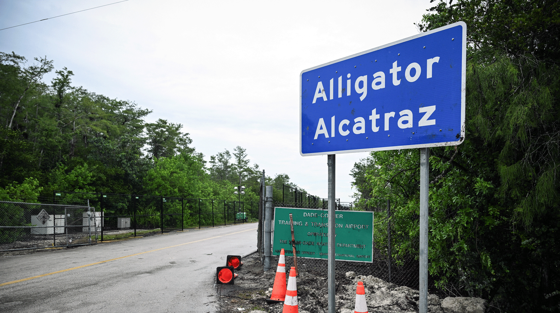 Ein Schild mit der Aufschrift "Alligator Alcatraz" steht an einer Straße in Florida (USA)