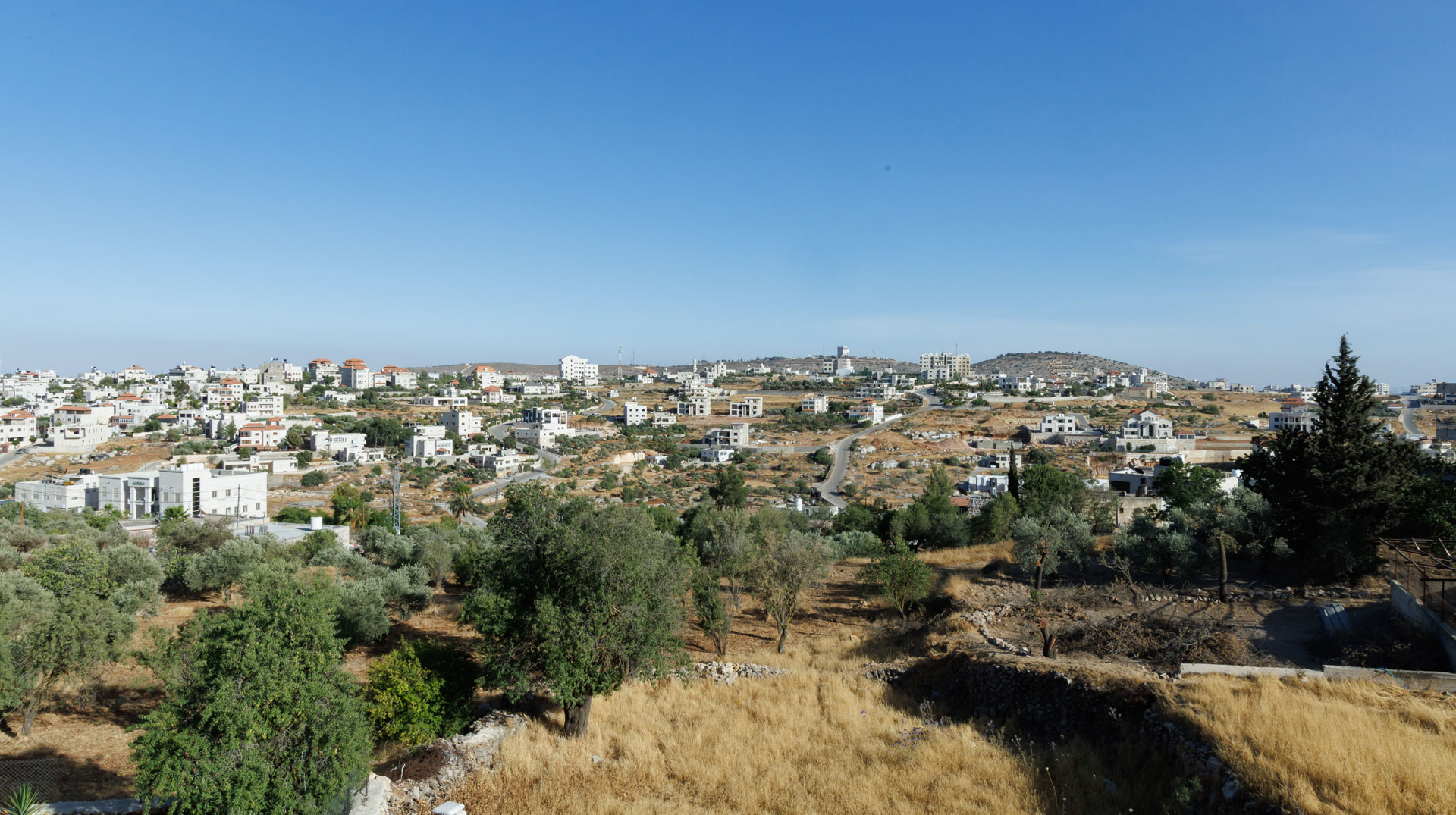 Blick auf das palästinensische Dorf Al-Mazraa al-Scharkija bei Ramallah im besetzten Westjordanland (Palästinensische Gebiete) am 12. Juli 2025.