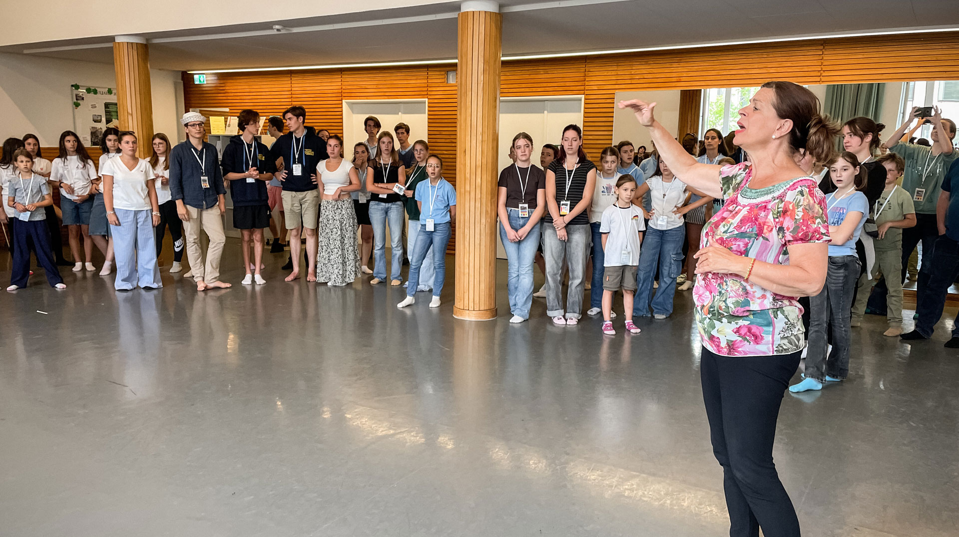 Jodelkurs mit Traudi Siferlinger (r.), Moderatorin beim Bayerischen Rundfunk (BR), am 17. Juli 2025 beim Internationalen Kinder- und Jugendchorfest Pueri Cantores in München.