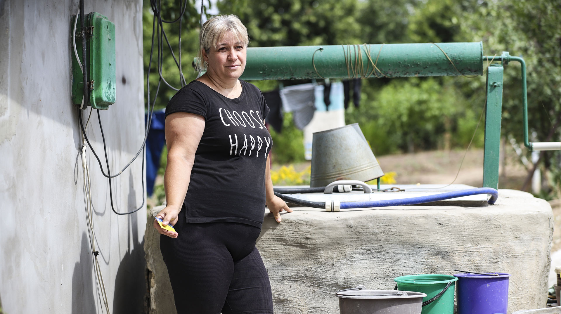 Tetjana Fomina vor ihrem neuen Brunnen in Afanassjewka (Ukraine)