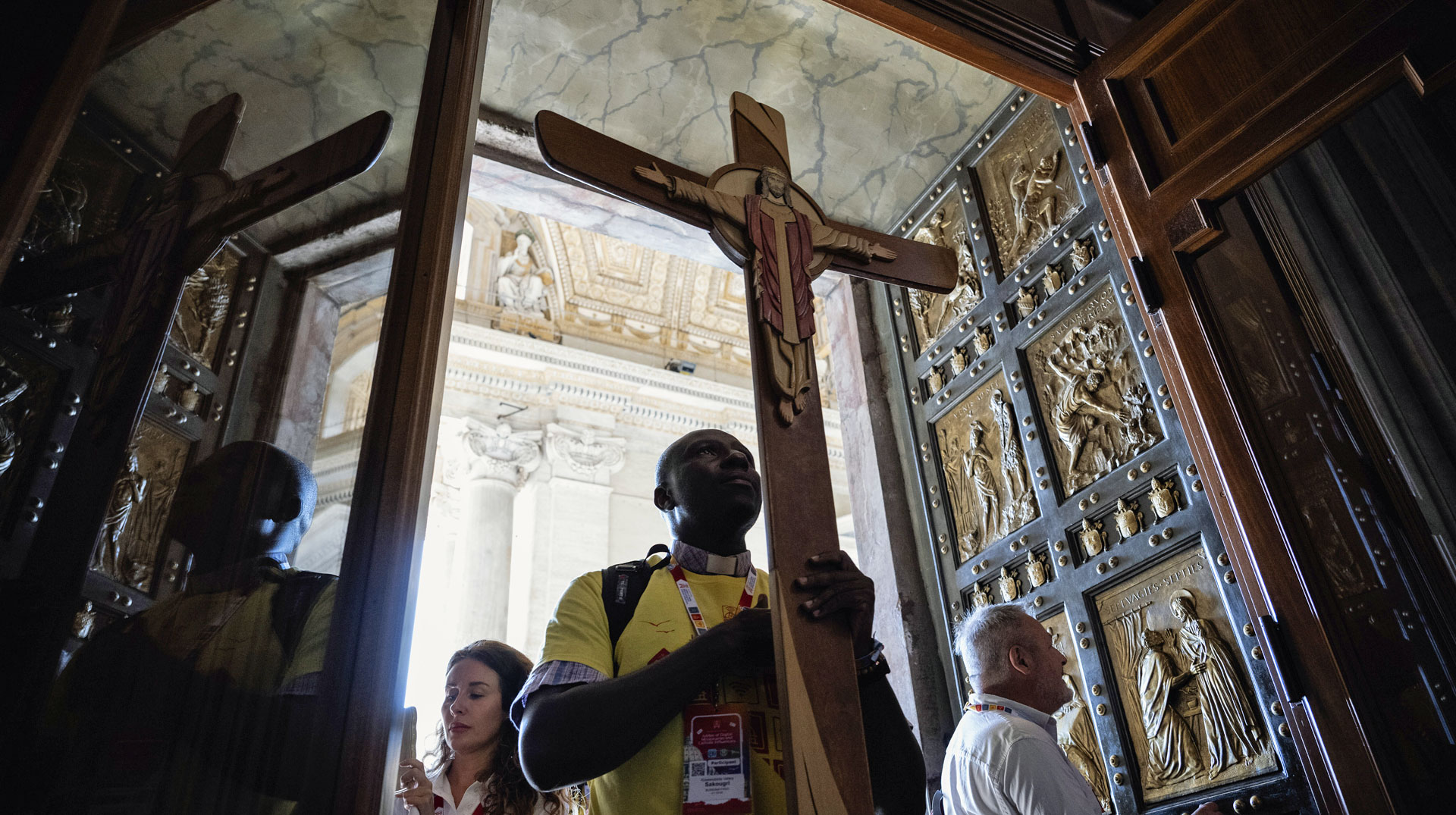 Eine Jugendgruppe mit dem Heilig-Jahr-Jubiläumskreuz durchschreitet die Heilige Pforte am 29. Juli 2025 im Petersdom im Vatikan, anlässlich des Jugendjubiläums.