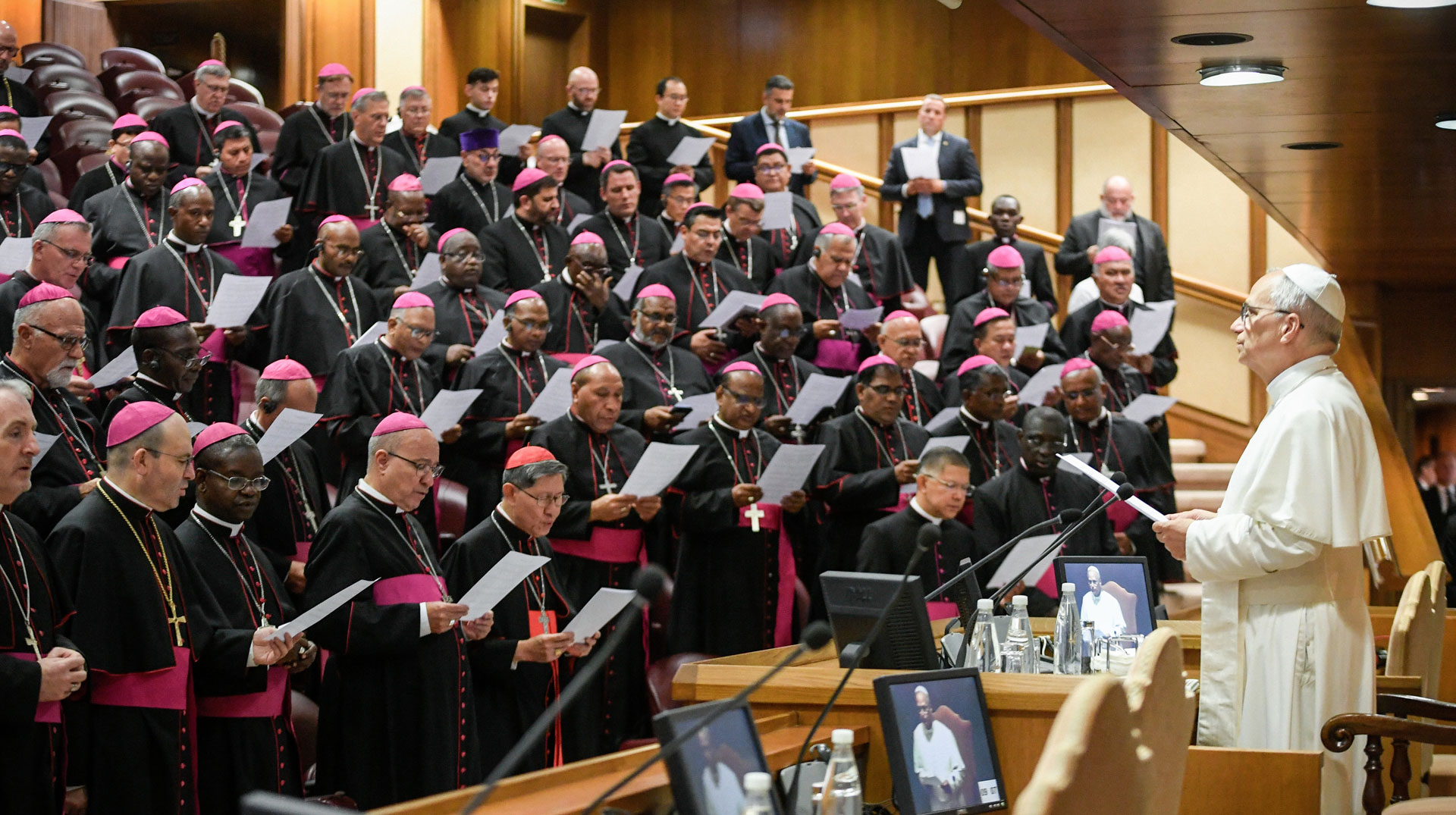 Papst Leo XIV. spricht bei einem Treffen mit Bischöfen am 11. September 2025 im Vatikan.