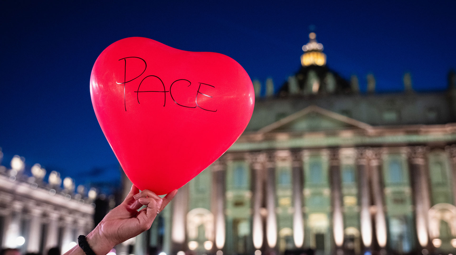 Luftballon Herzform mit Aufschrift "Pace" (dt. Frieden) bei Abschluss des "World Meeting on Human Fraternity 2025" (Welttreffen zur Geschwisterlichkeit der Menschen) 13.09.2025 Petersplatz Vatikan.