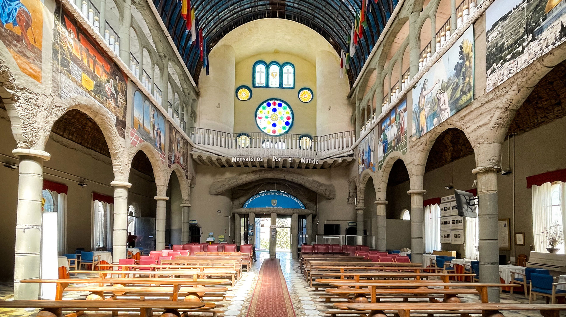 Innenansicht des zentralen Kirchenschiffs der "Müllkathedrale" des Künstlers Don Justo Gallego Martinez in Mejorada del Campo (Spanien) am 30. Juli 2025.