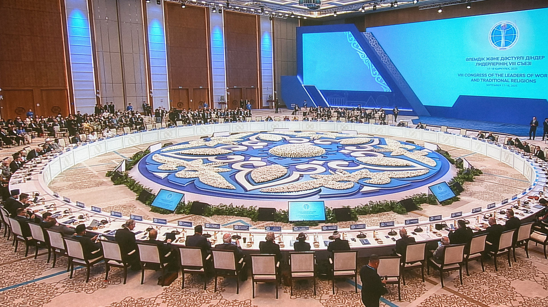 Interreligiöser Kongress Astana 2025, Religionsführer sitzen um einen runden Tisch