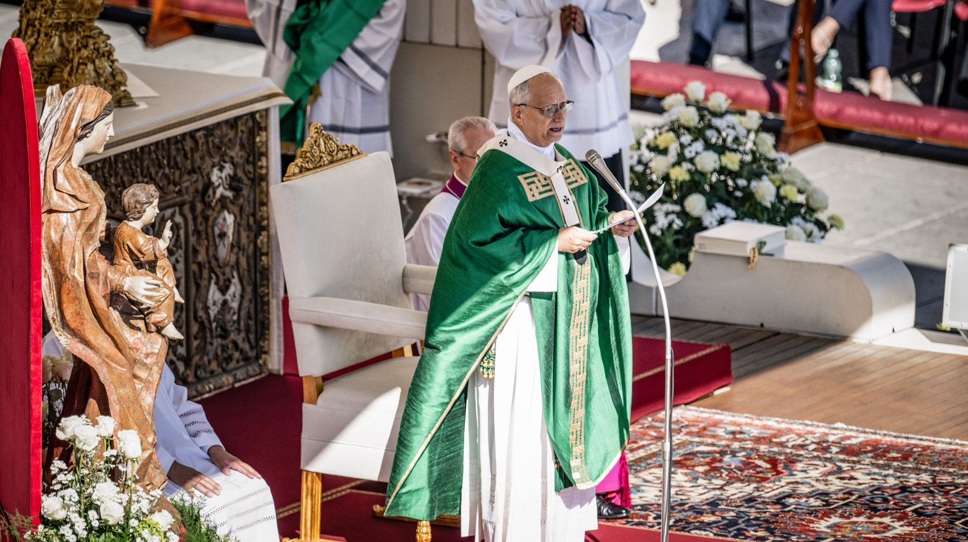 Papst Leo XIV. spricht bei einem Gottesdienst am 28. September 2025 auf dem Petersplatz im Vatikan.