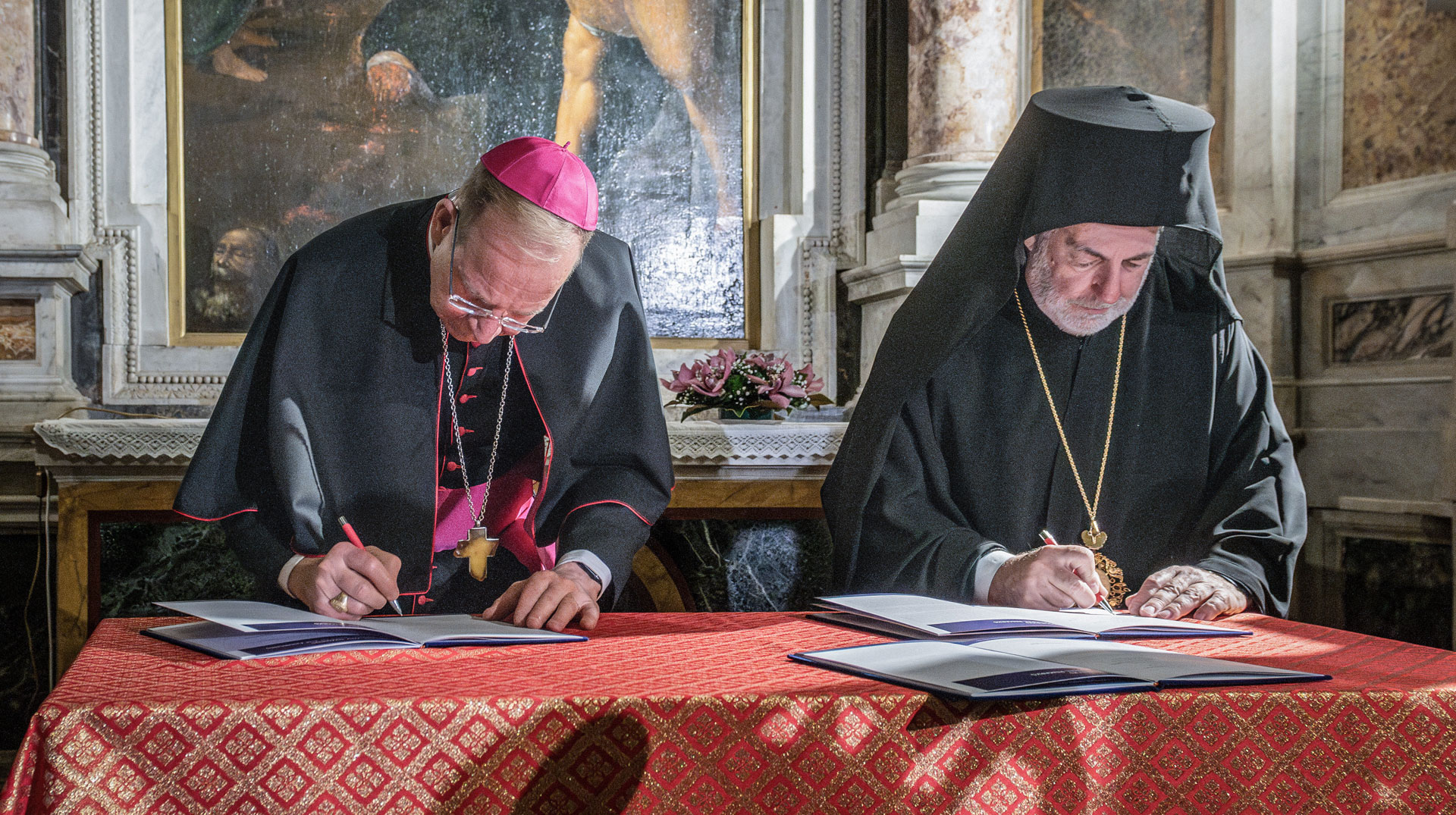 Erzbischöfe Gintaras Linas Grusas (l.), und Nikitas Loulias unterzeichnen Dokument Charta Oecumenica 2025