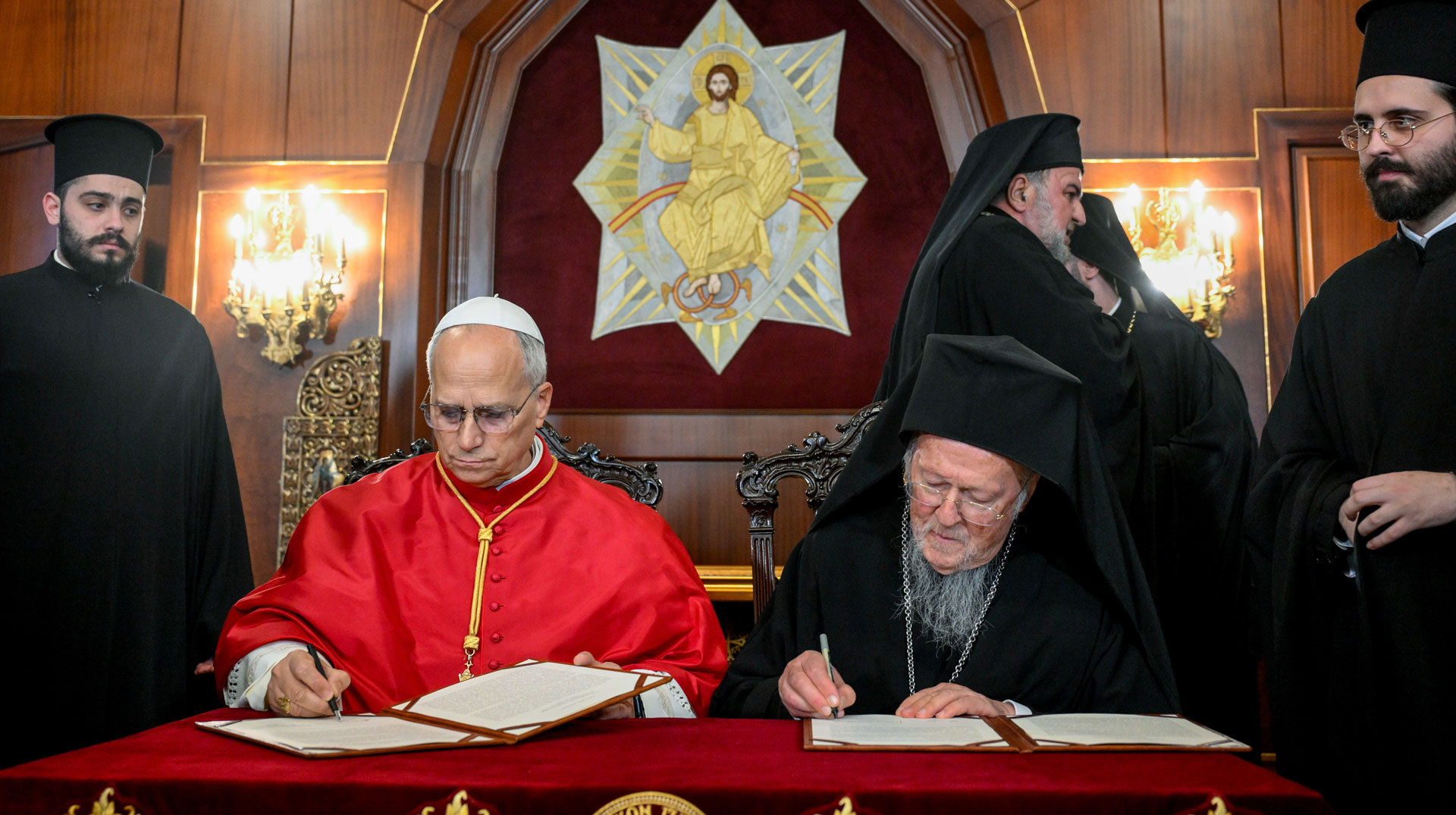 Papst Leo XIV. und Bartholomaios I., griechisch-orthodoxer Ökumenischer Patriarch von Konstantinopel, unterzeichnen gemeinsame Erklärung 2025 im Patriarchatspalast in Istanbul (Türkei).