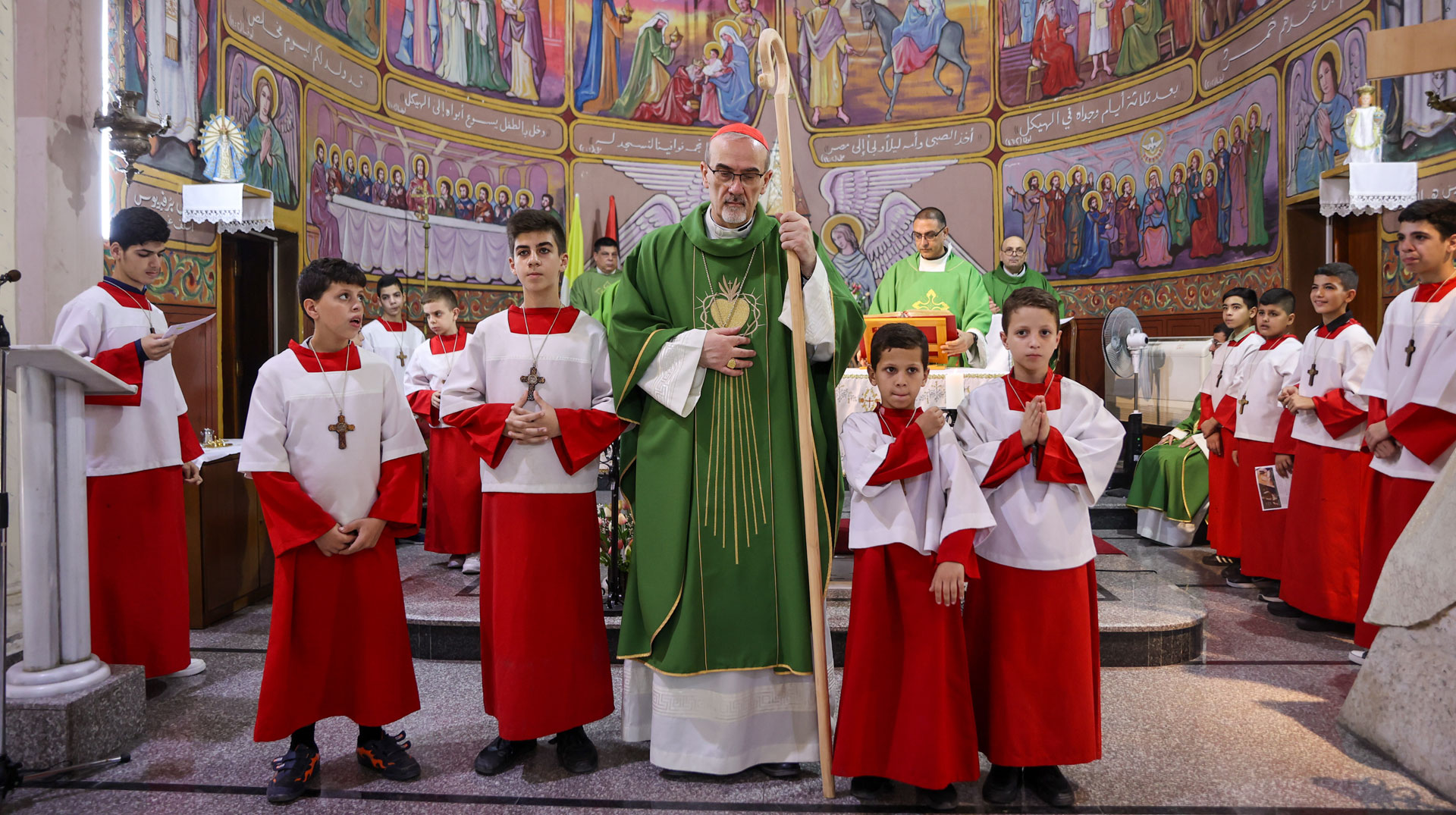Kardinal Pierbattista Pizzaballa (m.), Lateinischer Patriarch von Jerusalem, am 20. Juli 2025 mit Ministranten in einem Gottesdienst in der Kirche der Heiligen Familie in Gaza (Palästinensische Gebiete).
