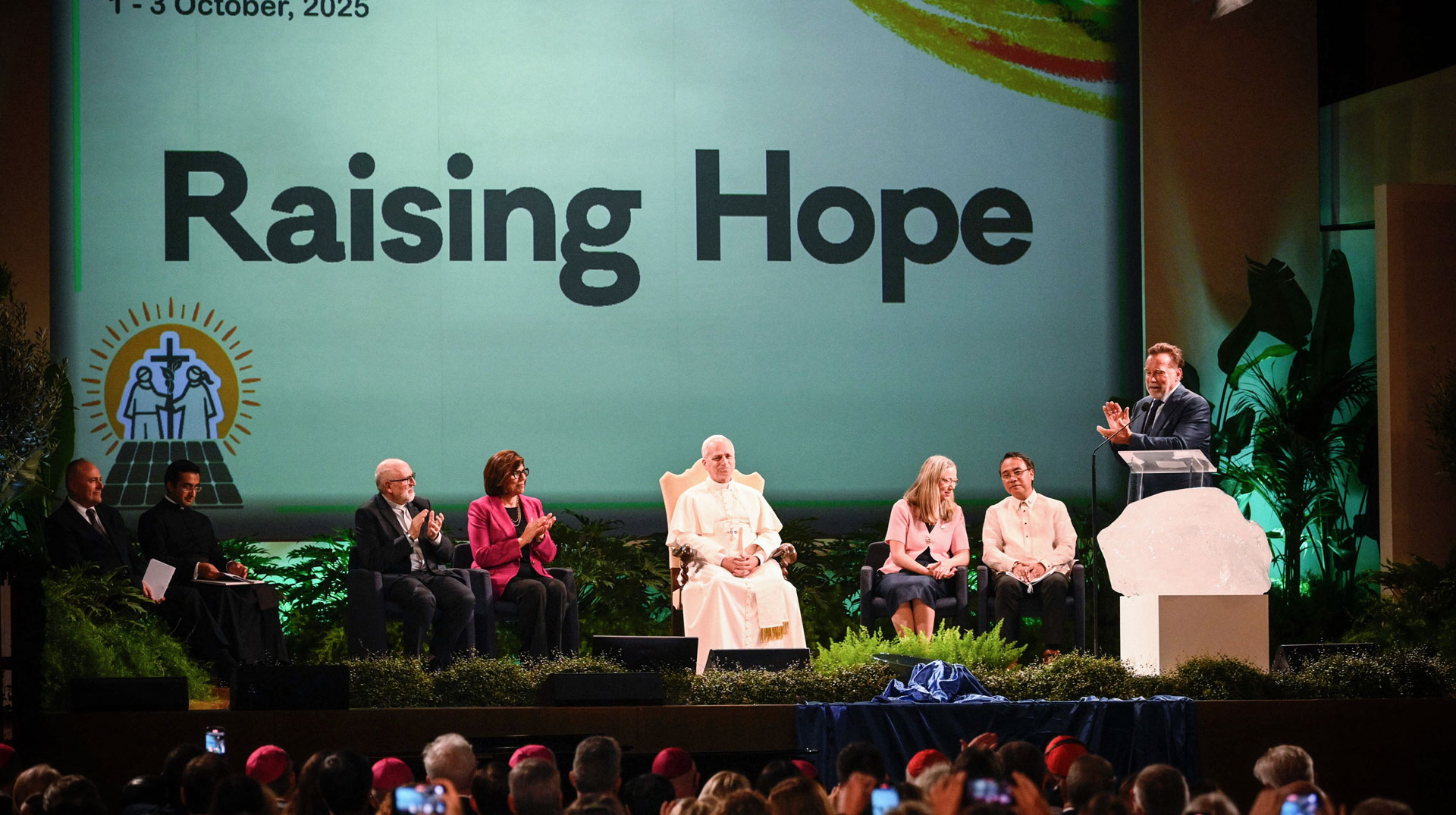 Arnold Schwarzenegger (r.) spricht auf der Tagung "Raising Hope for Climate Justice" mit Papst Leo XIV.