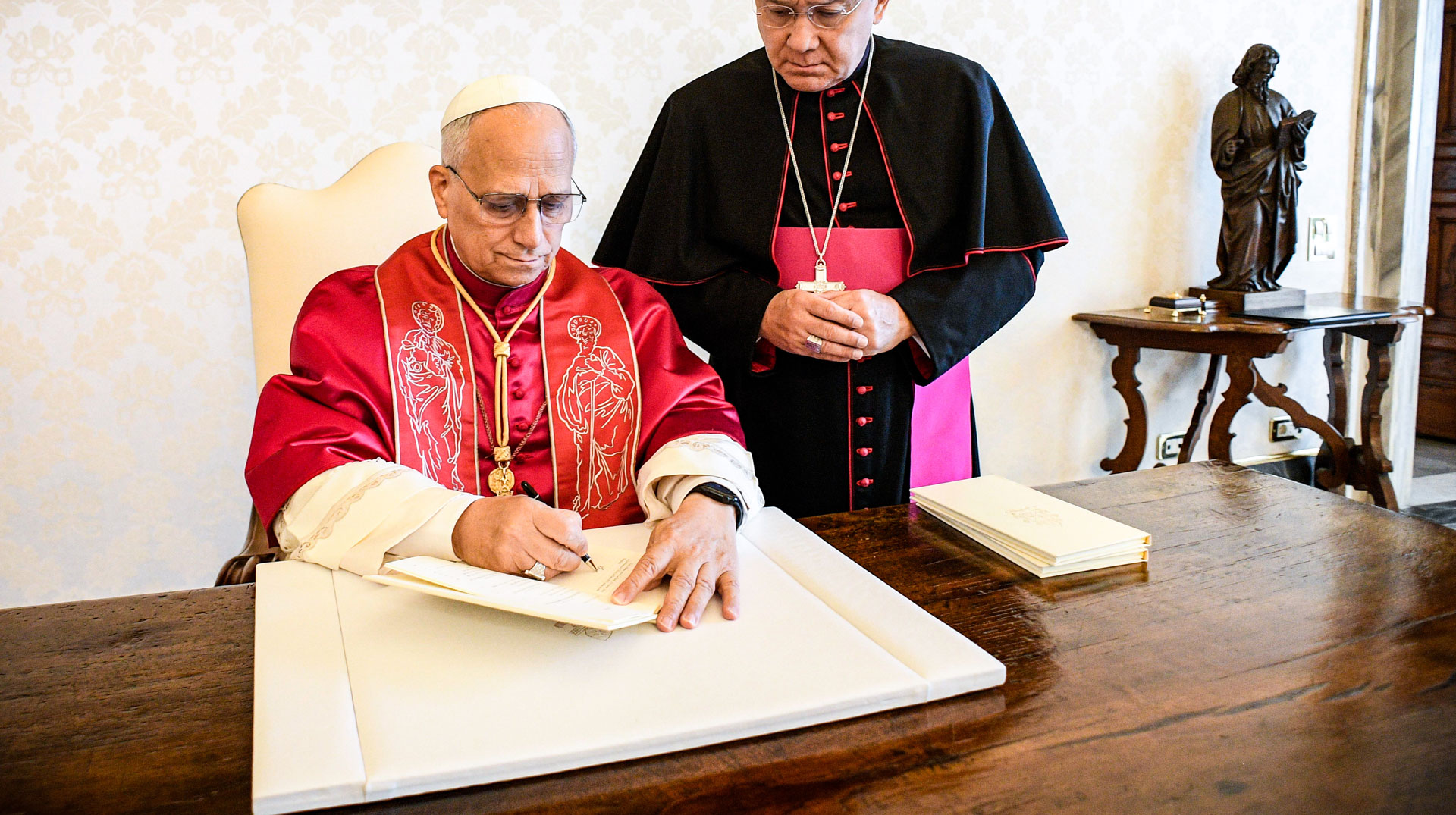 Papst Leo XIV unterzeichnet ein Dokument