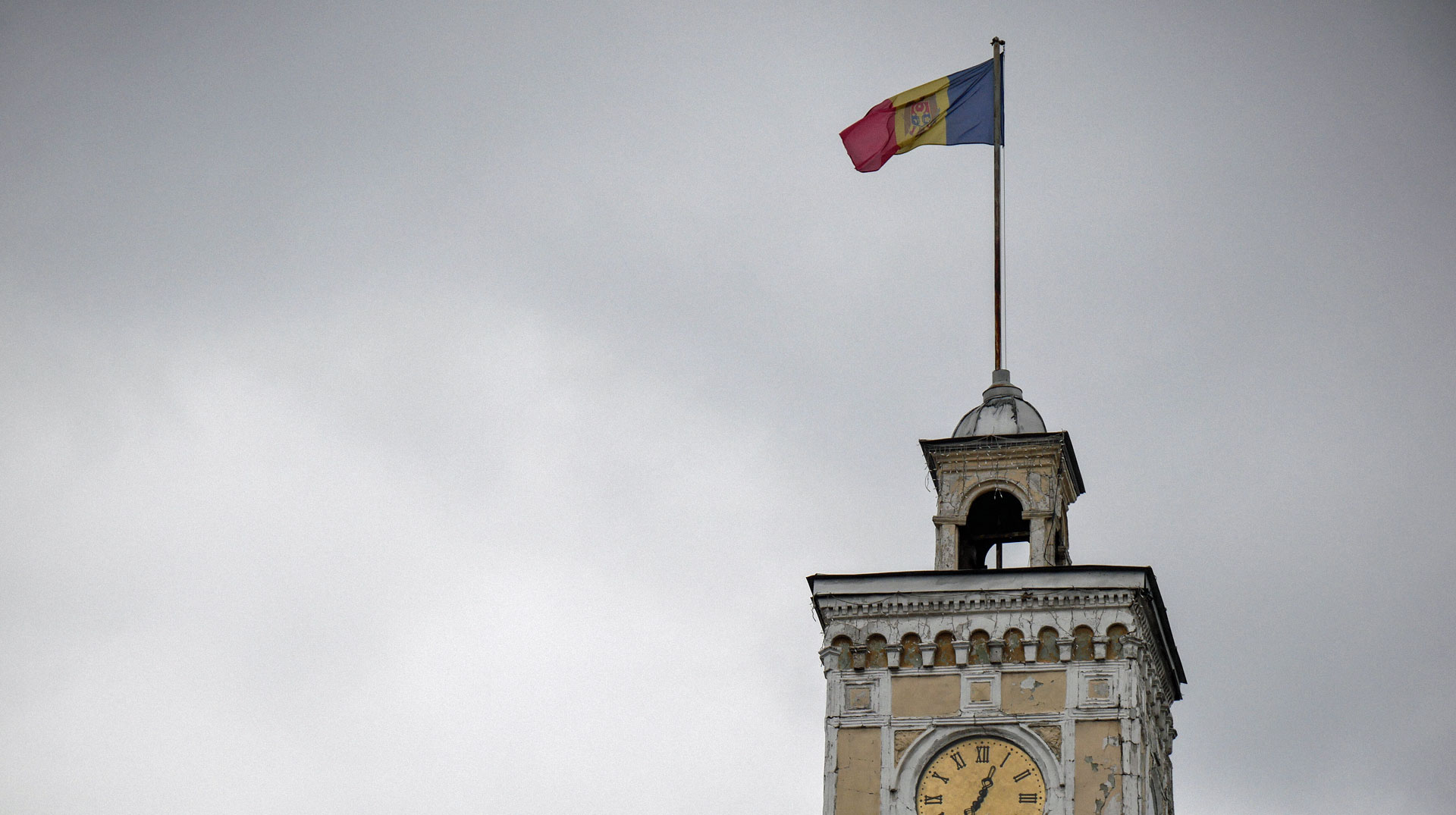 Nationalflagge der Republik Moldau an einem Turm in Chișinau (Moldau) am 2. Oktober 2025.