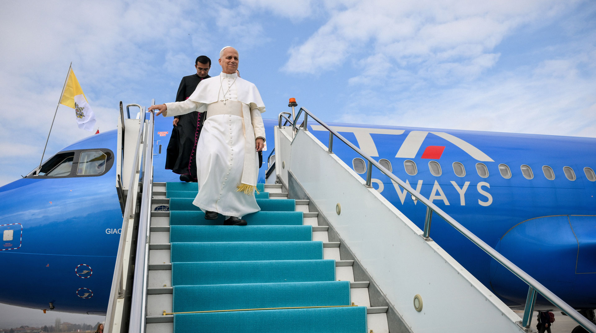 Papst Leo XIV. steigt aus dem Flugzeug am 27. November 2025 auf dem Flughafen in Ankara (Türkei).