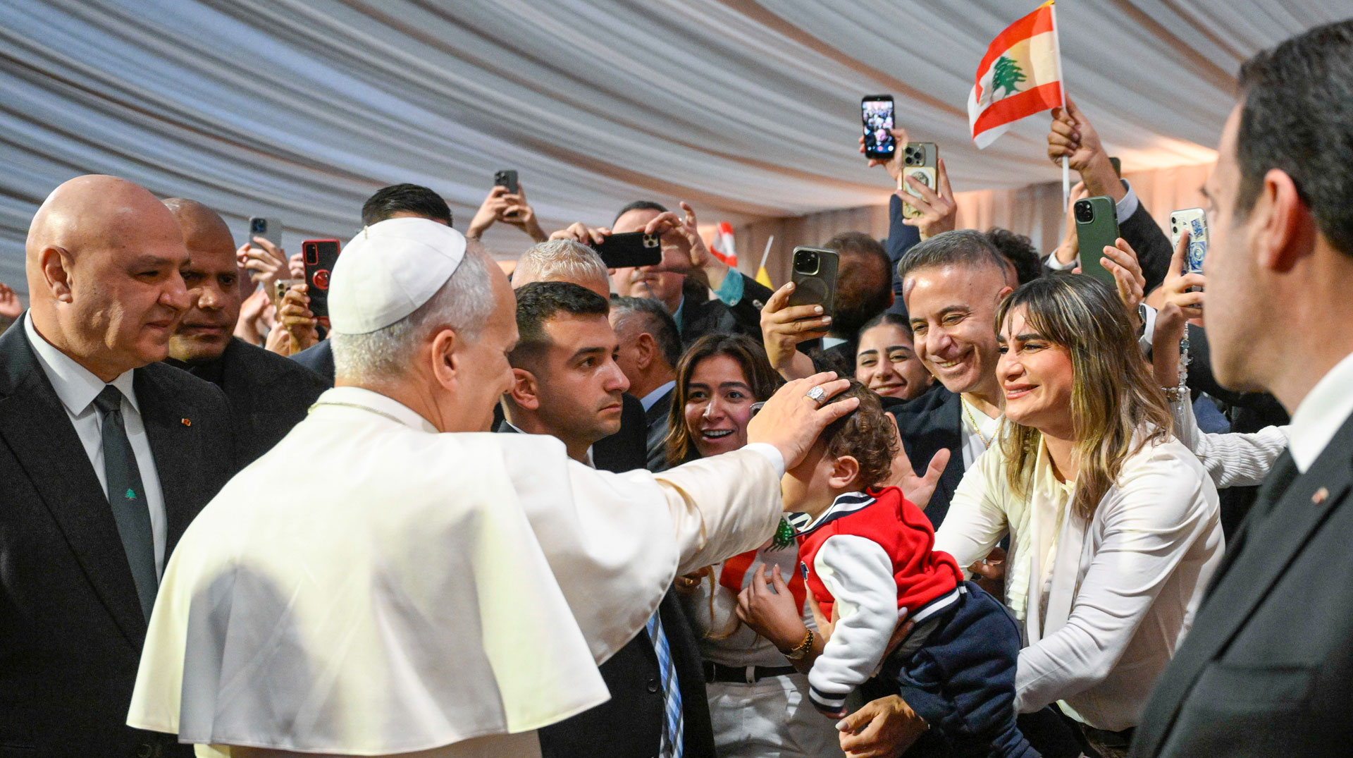 Papst Leo XIV. segnet ein Kind in Beirut, Libanon 2025
