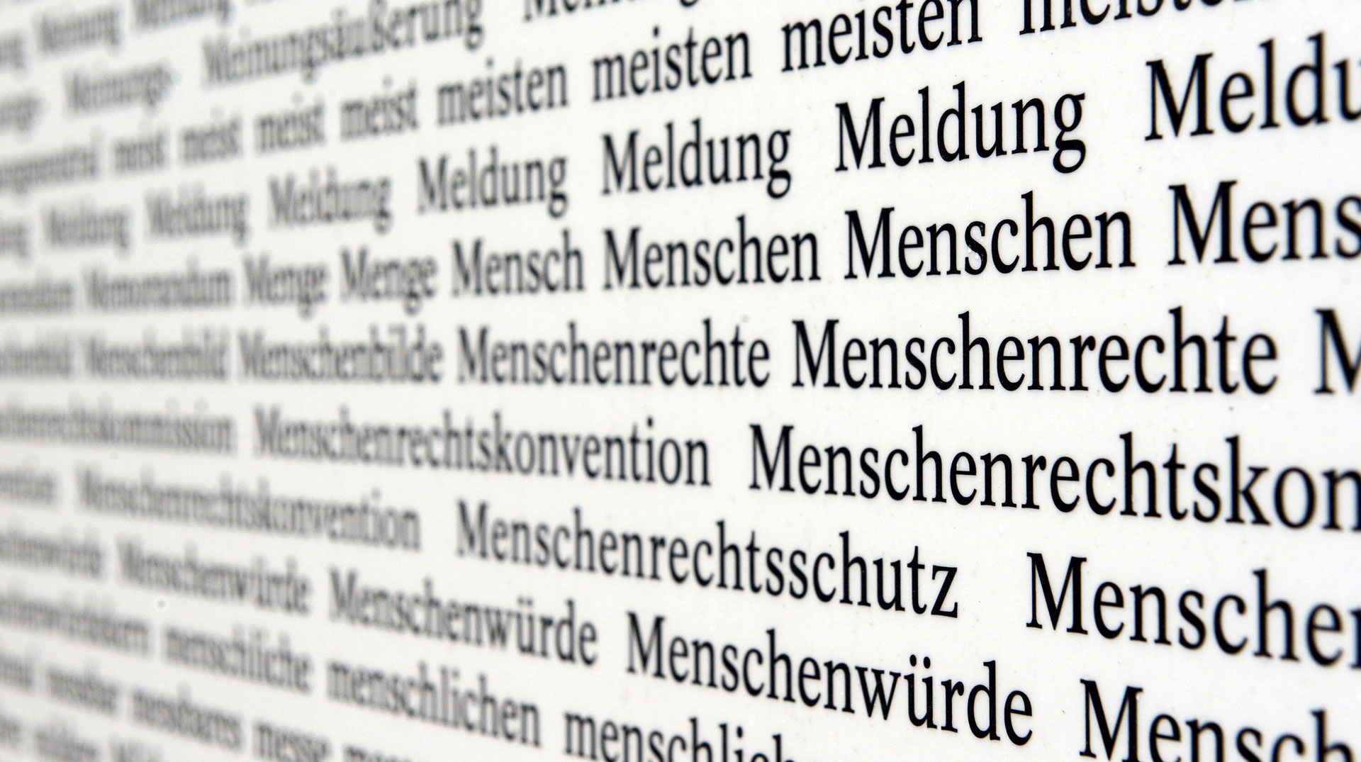 Worte wie Menschen, Menschenrechte, Menschenrechtsschutz, Menschenwürde, Meldung, menschlichen, Menschenrechtskonvention am 6. November 2012 am Bauzaun der Großbaustelle des Bundesverfassungsgerichts in Karlsruhe.