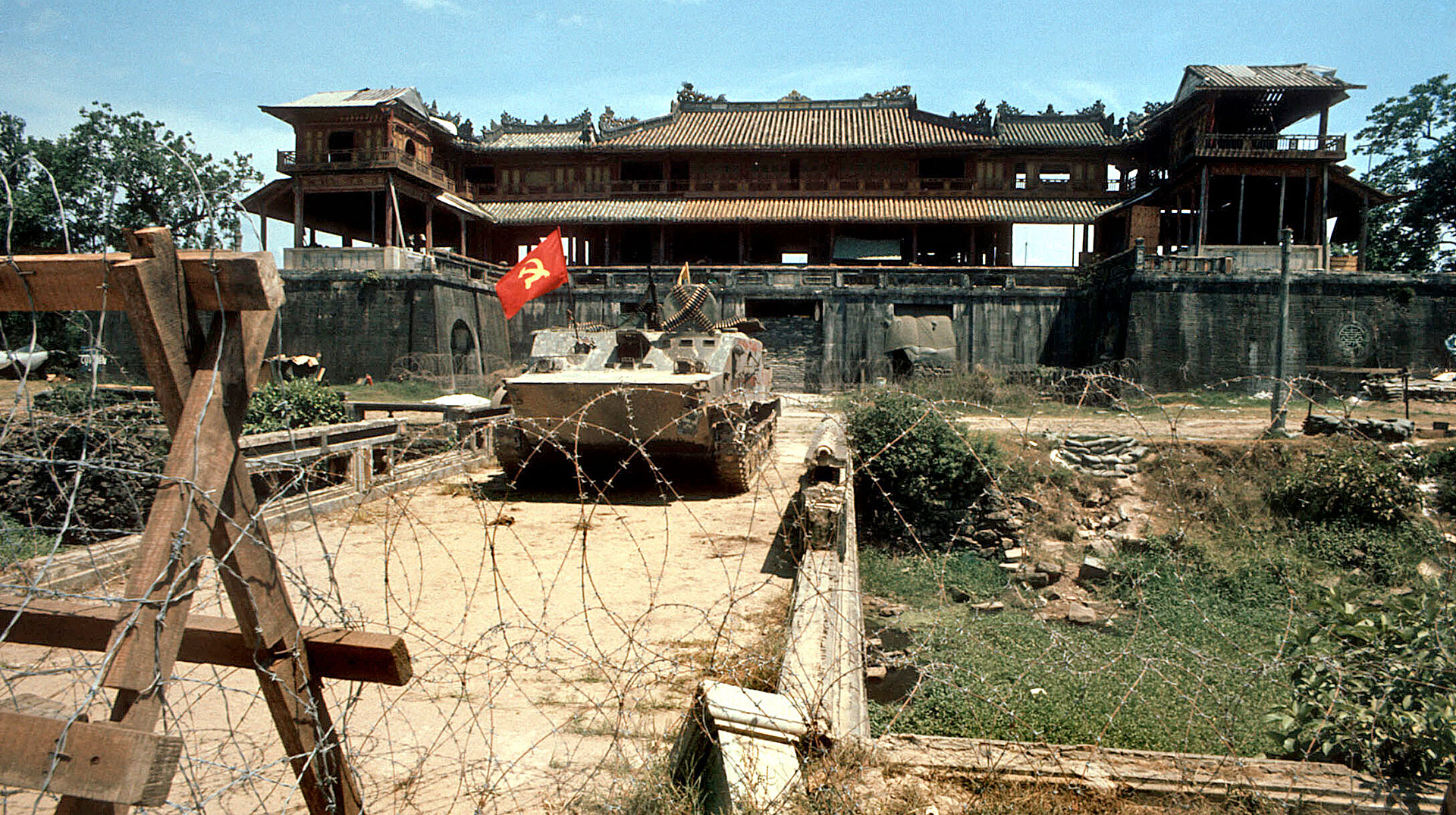 Vietnam im Juli 1972. Bild: Vietnamesischer Panzer hinter Stacheldraht.