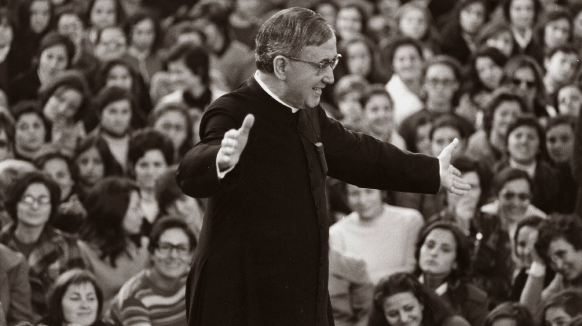 Josemaria Escriva de Balaguer y Albas, Gründer von Opus Dei, spricht vor einer Menschenmenge. (Aufnahmedatum und Aufnahmeort unbekannt).