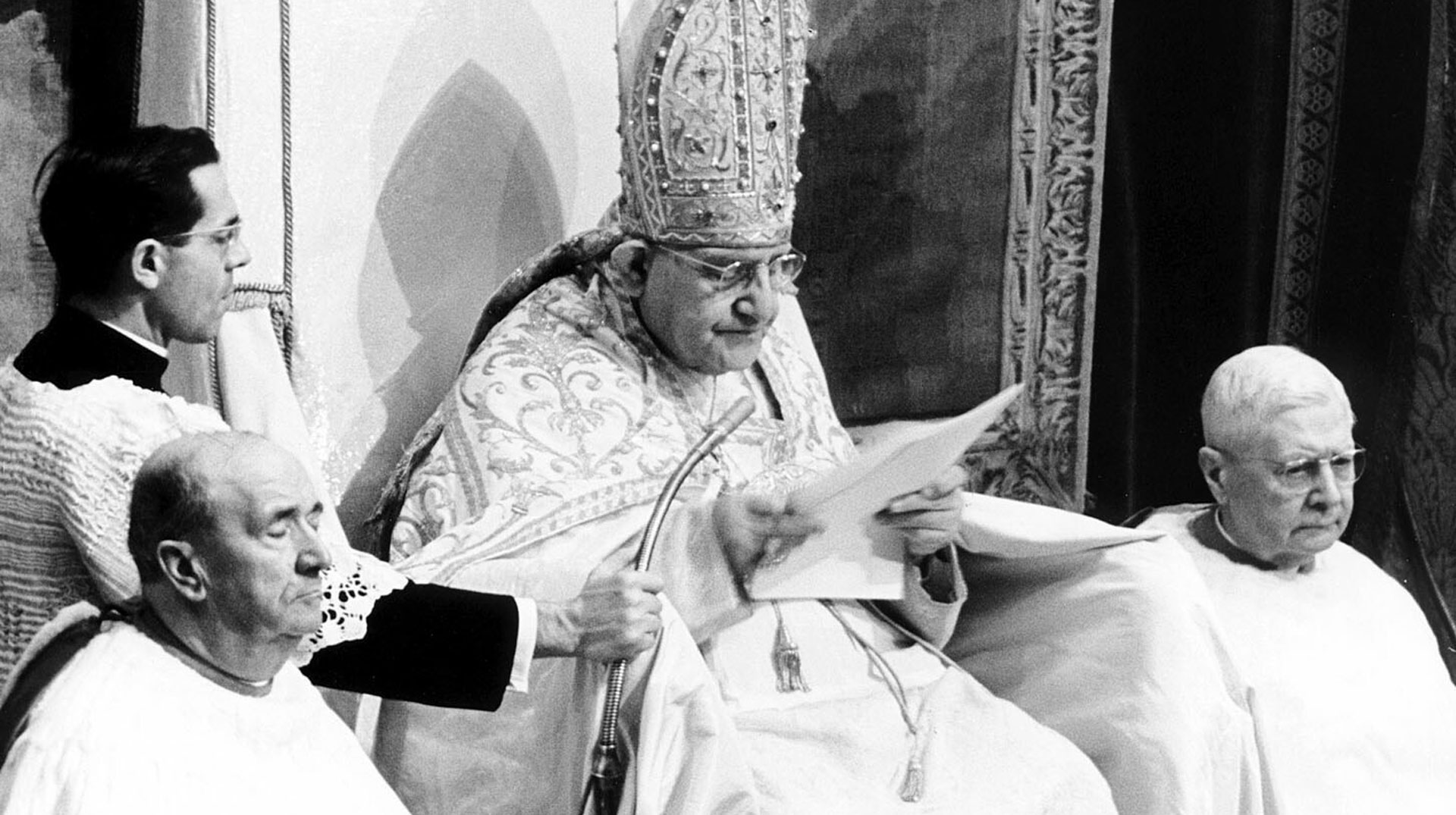 Papst Johannes XXIII hält eine Ansprache über ein Mikrofon