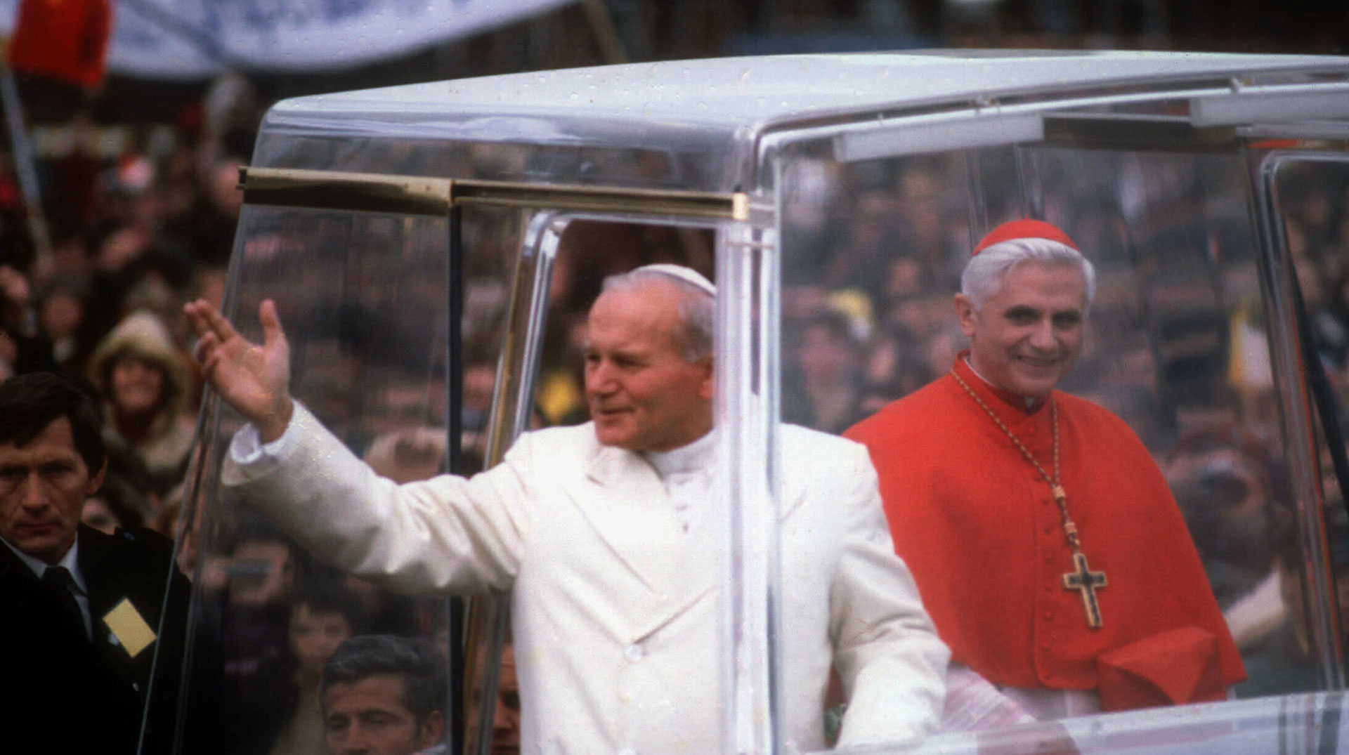Papst Johannes Paul II. (l.) und Kardinal Joseph Ratzinger, Erzbischof von München und Freising, fahren am 19. November 1980 mit dem Papamobil durch München.