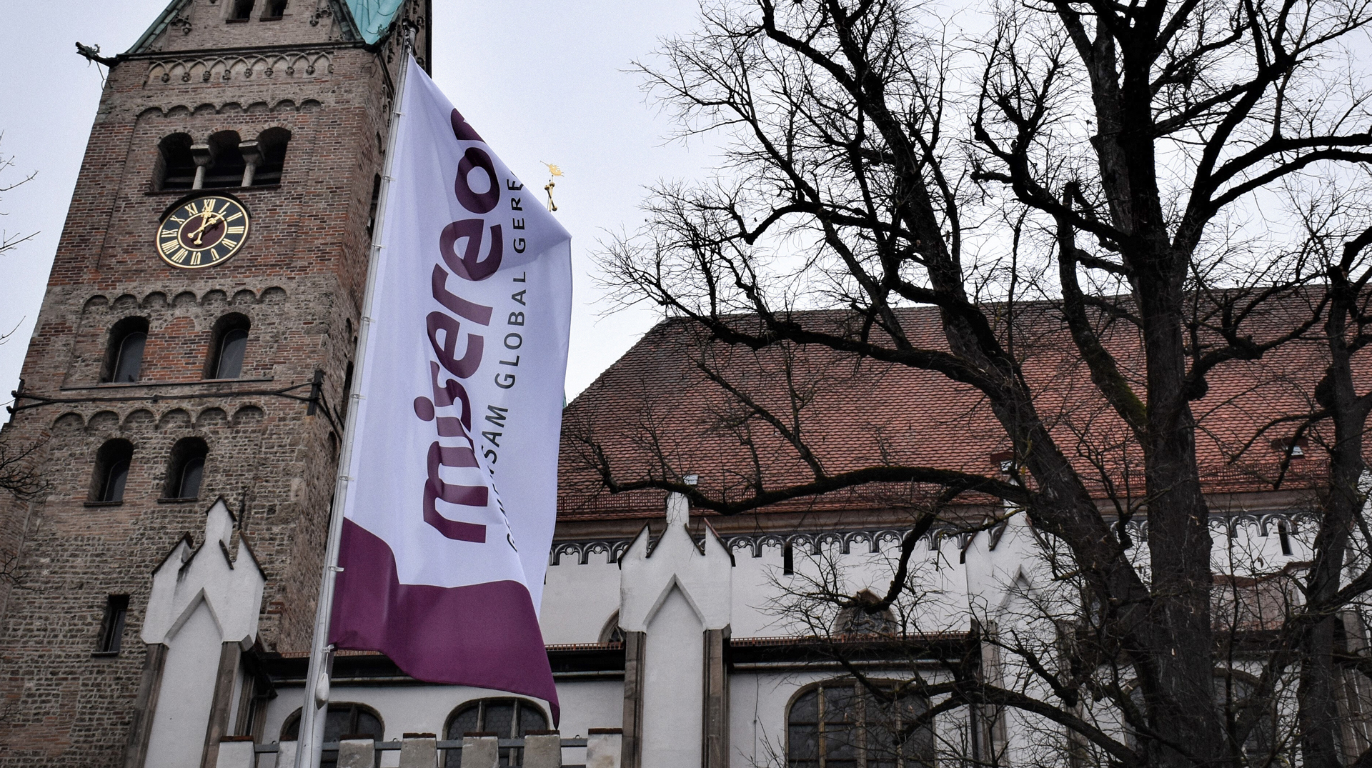Misereor-Fahne, neues Logo 2023, vor dem Augsburger Dom