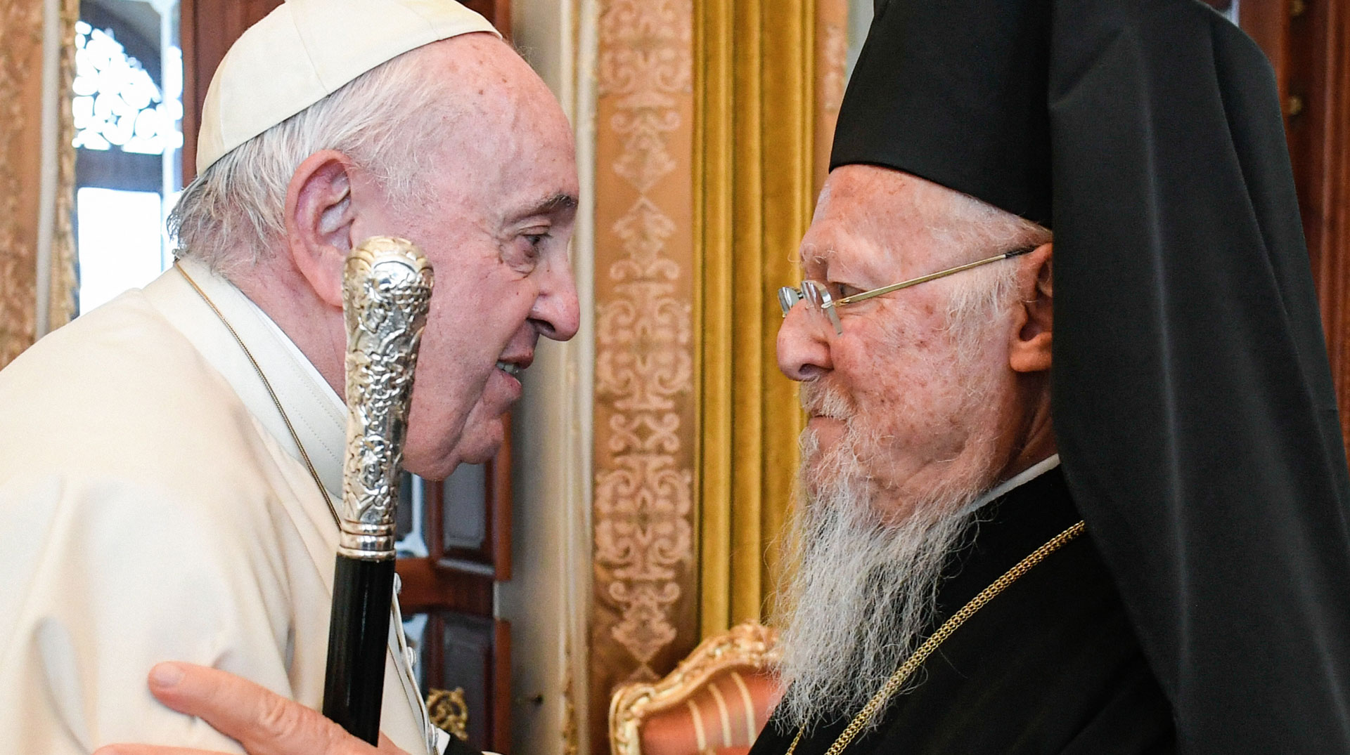 Papst Franziskus und Bartholomaios I., griechisch-orthodoxer Patriarch von Konstantinopel und Ehrenoberhaupt der Weltorthodoxie, umarmen sich am 4. November 2022 in Awali (Bahrain).