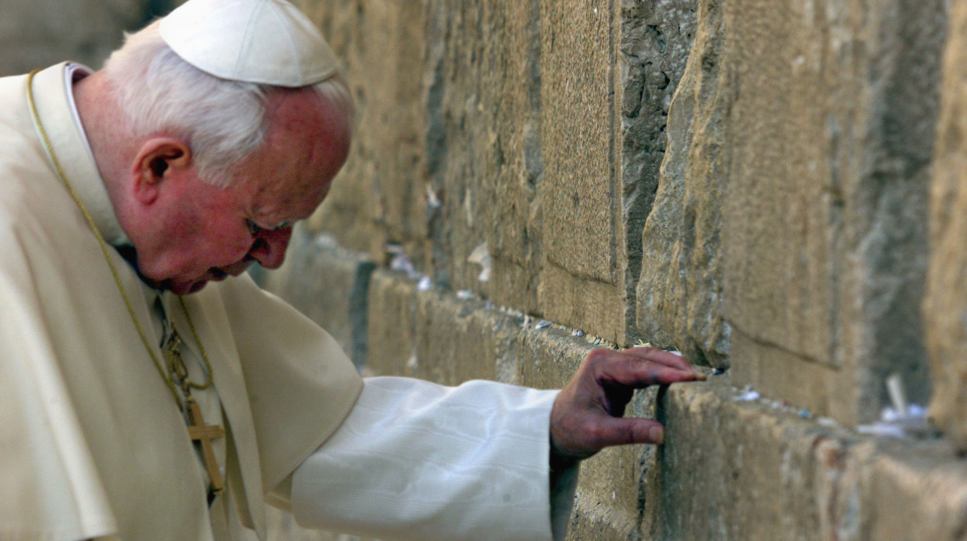 Papst Johannes Paul II betet an der Klagemauer in Jerusalem