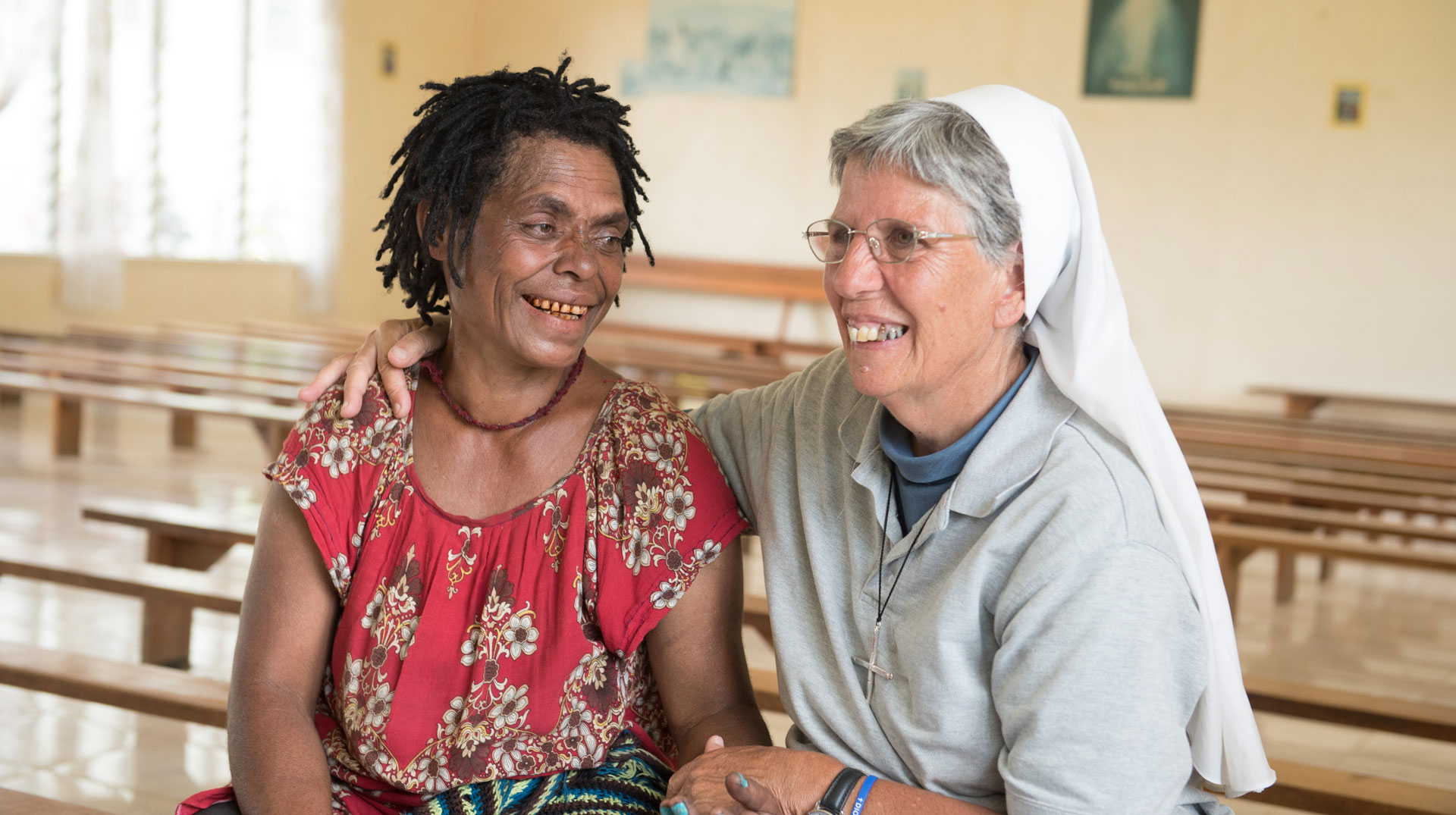 Christina Pukuma und Schwester Lorena sitzen in einer Kirche