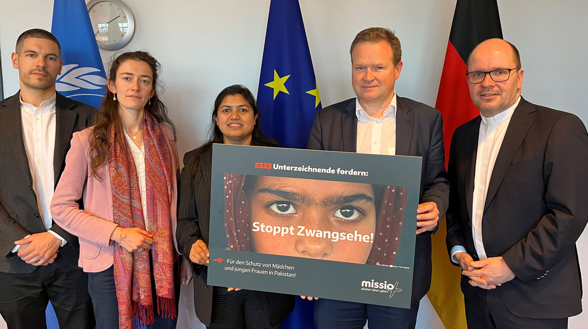Missio- Kampagne gegen Zwangsehe in Pakistan an Frank Schwabe (z.v.r.), Beauftragter für Religions- und Weltanschauungsfreiheit, in Berlin (v.l.): Milan Ivic, Katja Voges, Sana Iqbal und Pfarrer Dirk Bingener).