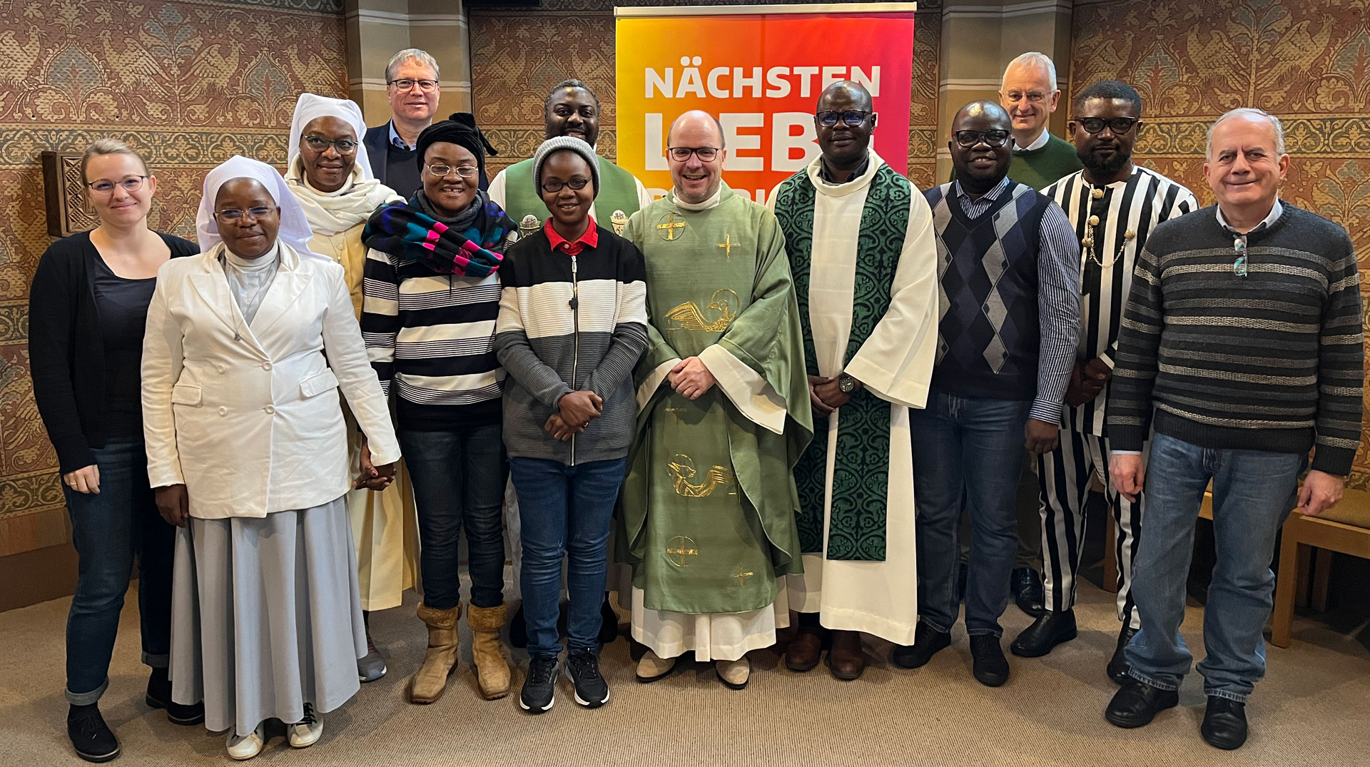Teilnehmerinnen und Teilnehmer des Lehrgangs für die Regionalteams beim Abschlussgottesdienst mit missio-Präsident Pfarrer Dirk Bingener und Mitarbeitenden von missio Aachen